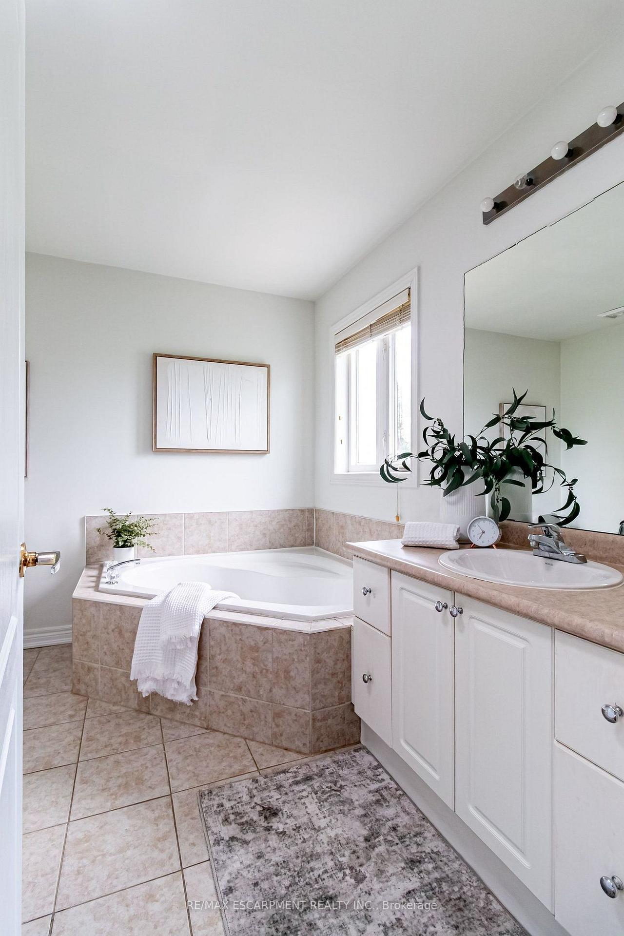 Photo 28 of 58 Peachwood Crescent, Hamilton, Stoney Creek — HOMEH