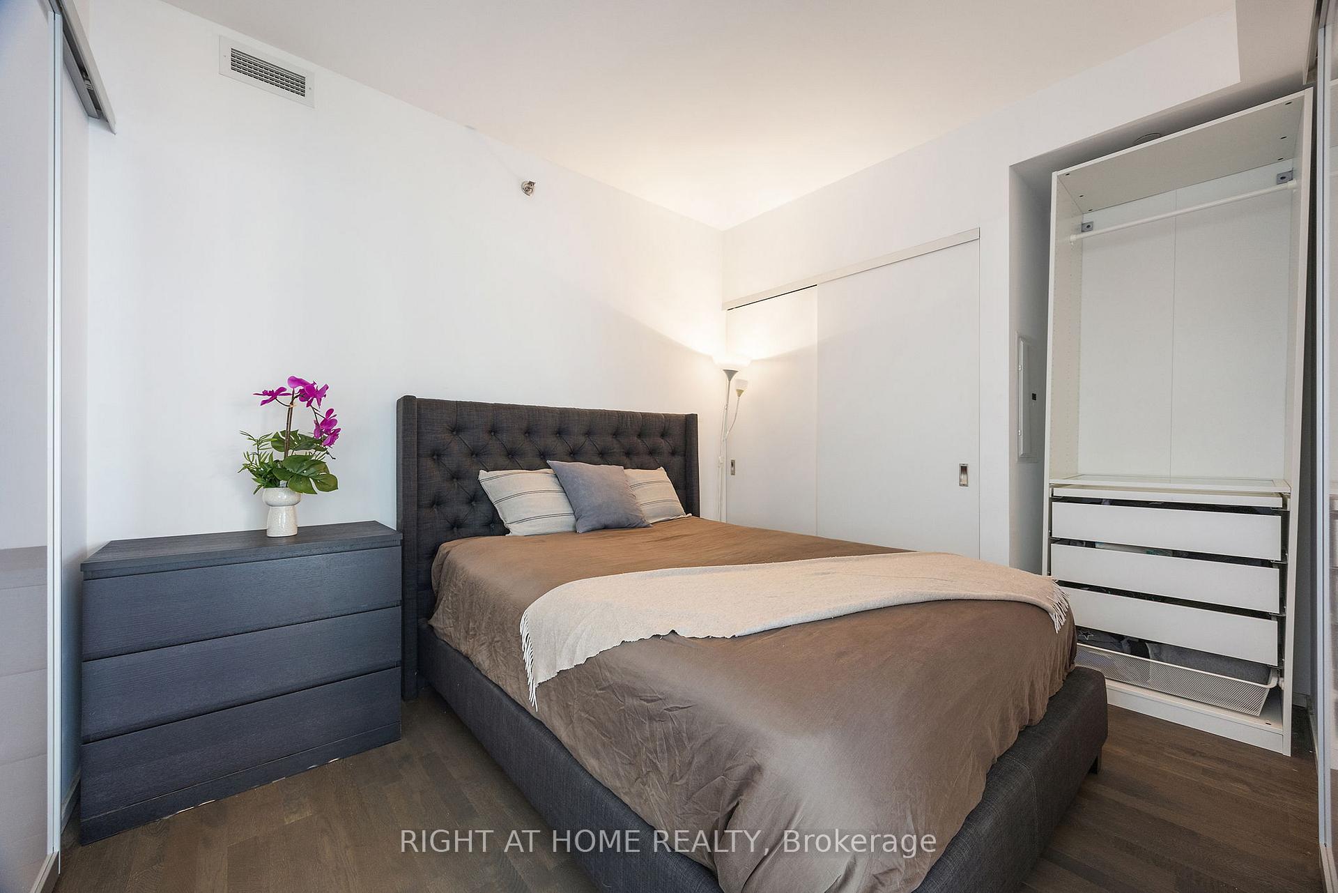 Photo 9 of Unit 3403, 5 St Joseph Street, Toronto, Bay Street Corridor — HOMEH