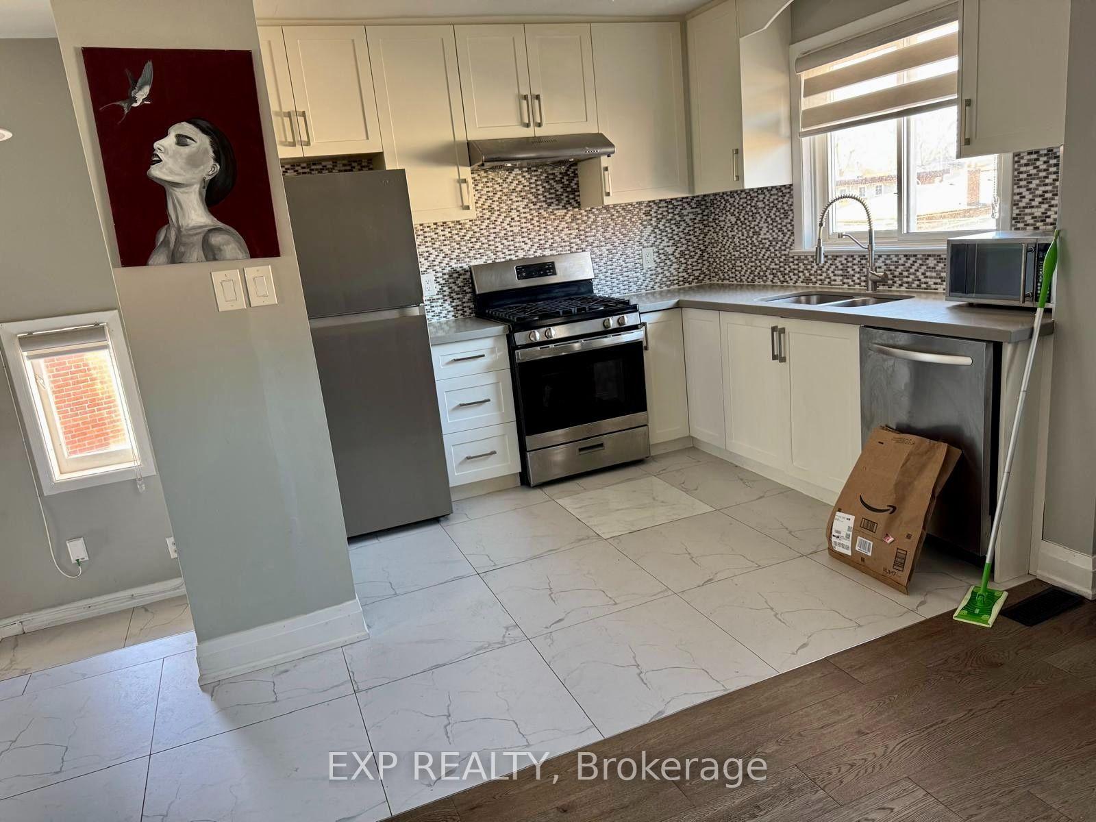 Photo 5 of Unit Upper, 132 Brookhaven Drive, North York, Brookhaven-Amesbury — HOMEH