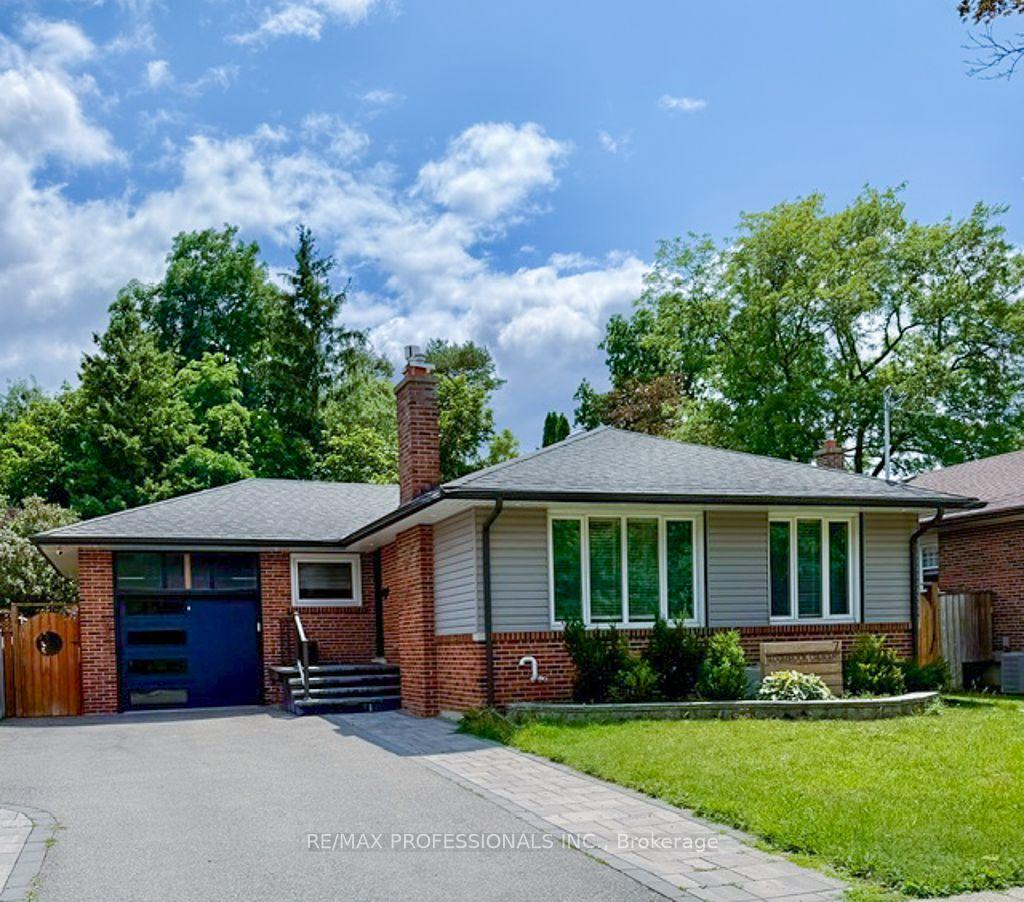 Front of Unit LOWER, 7 Sedgebrook Crescent