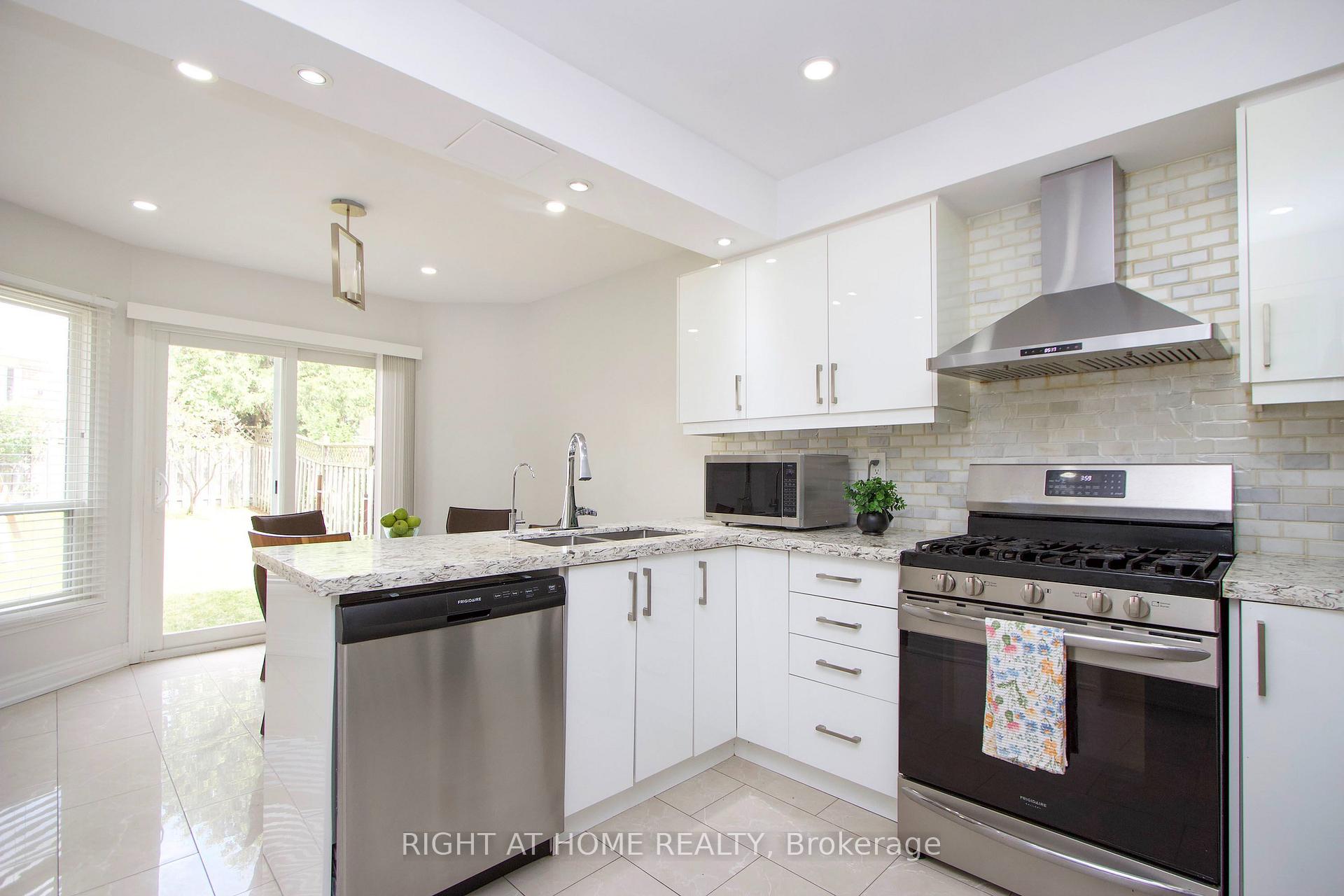 Photo 2 of 865 Attersley Drive, Oshawa, Pinecrest — HOMEH