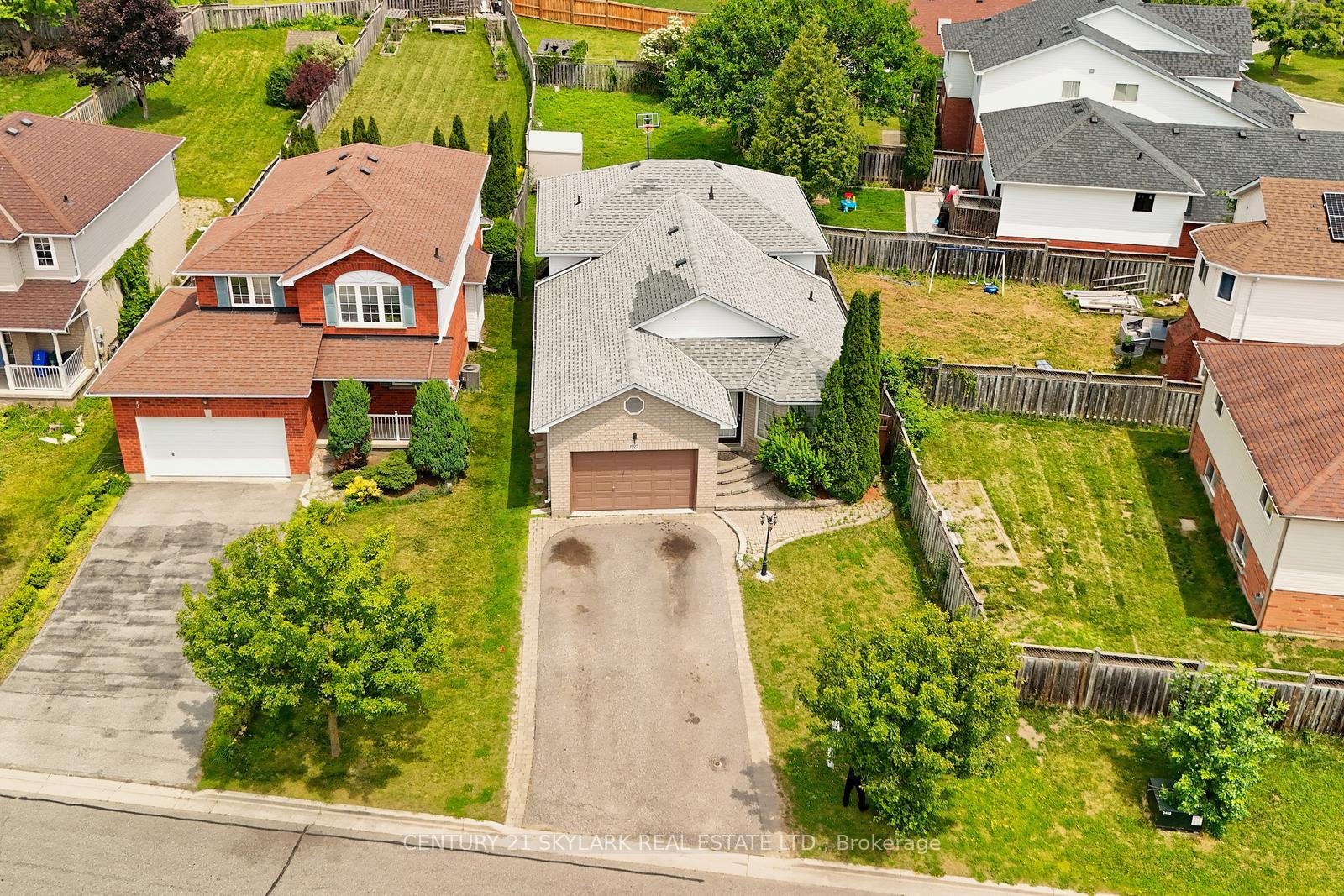 Photo 2 of 1922 Dalhousie Crescent, Oshawa, Samac — HOMEH