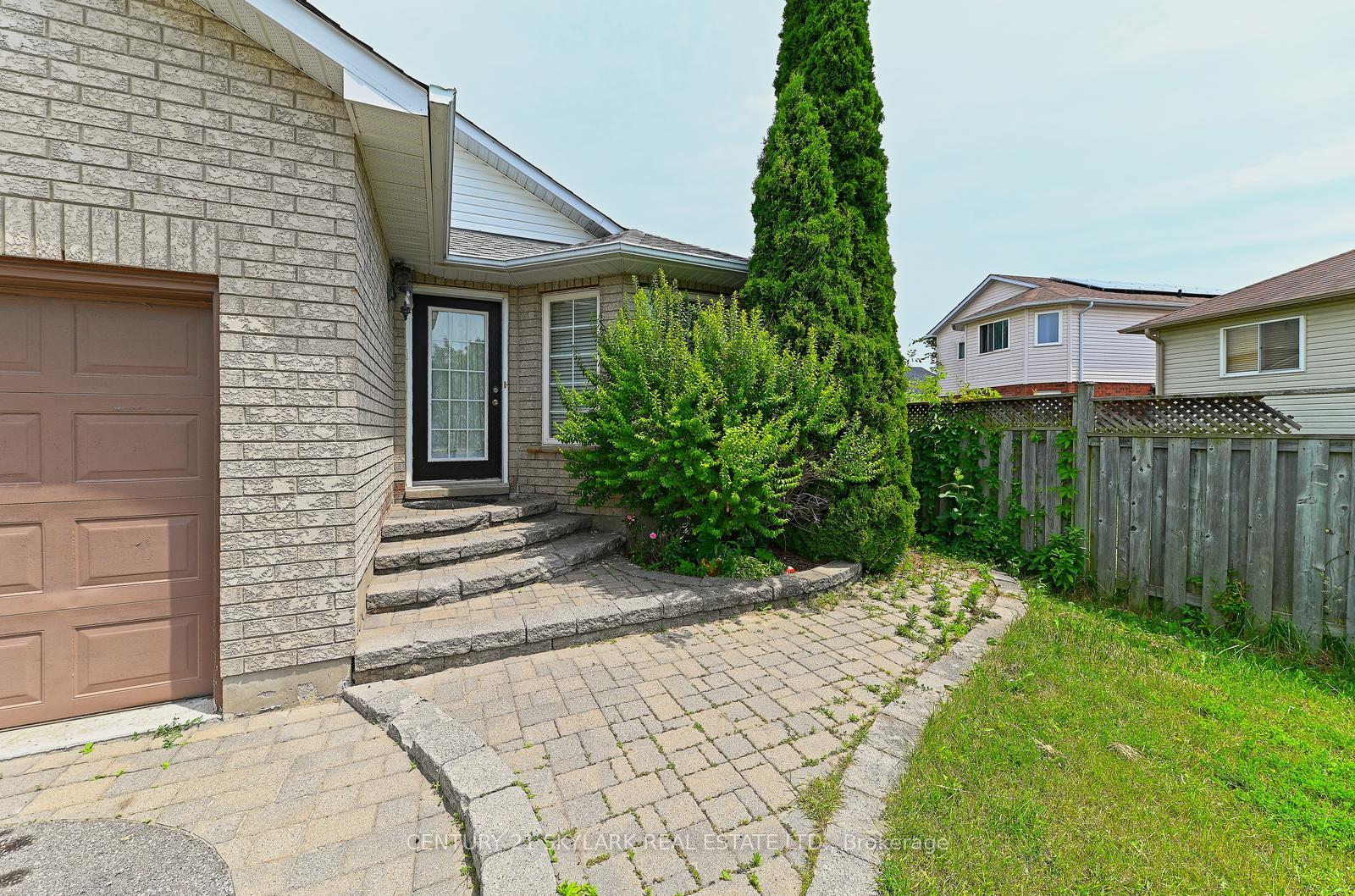 Photo 3 of 1922 Dalhousie Crescent, Oshawa, Samac — HOMEH