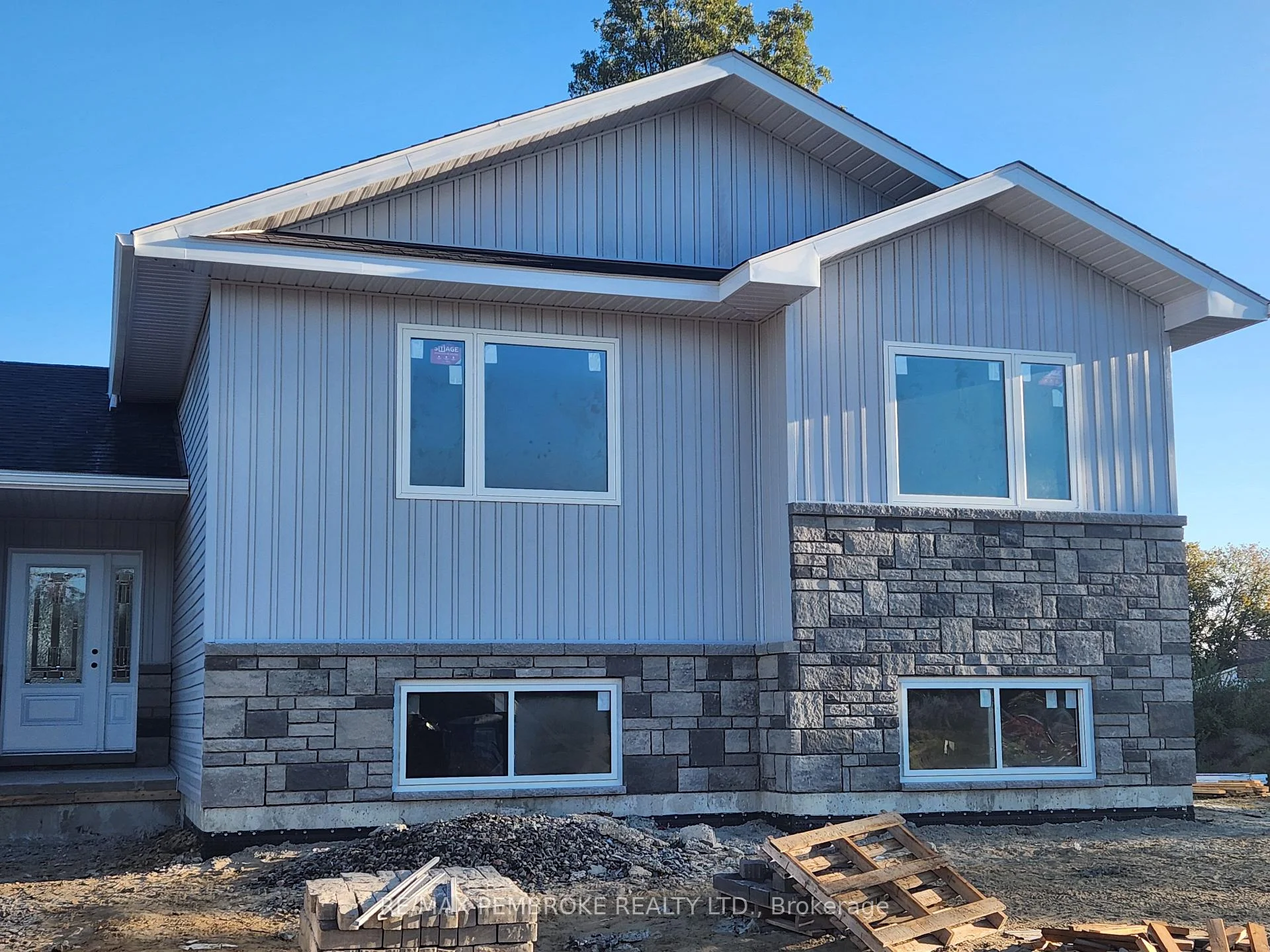 Photo 4 of 12 Eddy Crescent, Pembroke, Pembroke — HOMEH