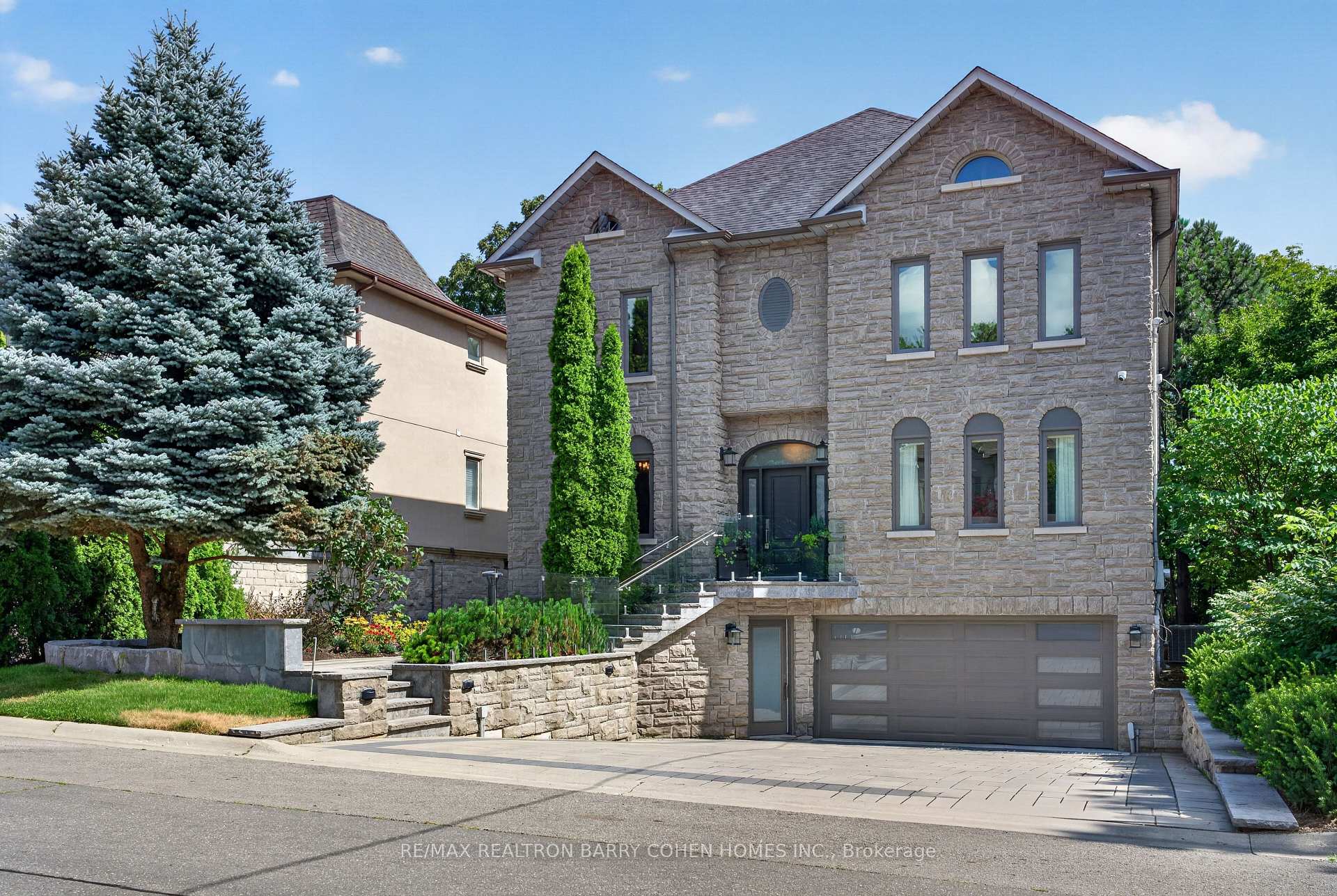Photo 2 of 33 Munro Boulevard, North York, St. Andrew-Windfields — HOMEH