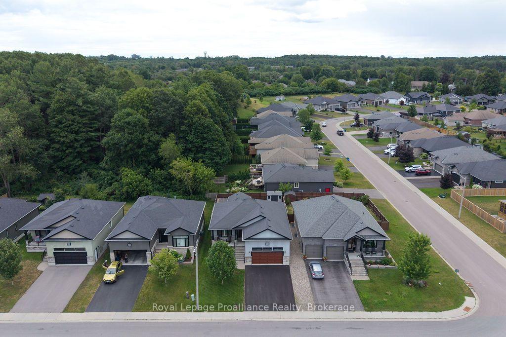 Photo 5 of 45 Ambrosia Terrace, Quinte West, Murray Ward — HOMEH