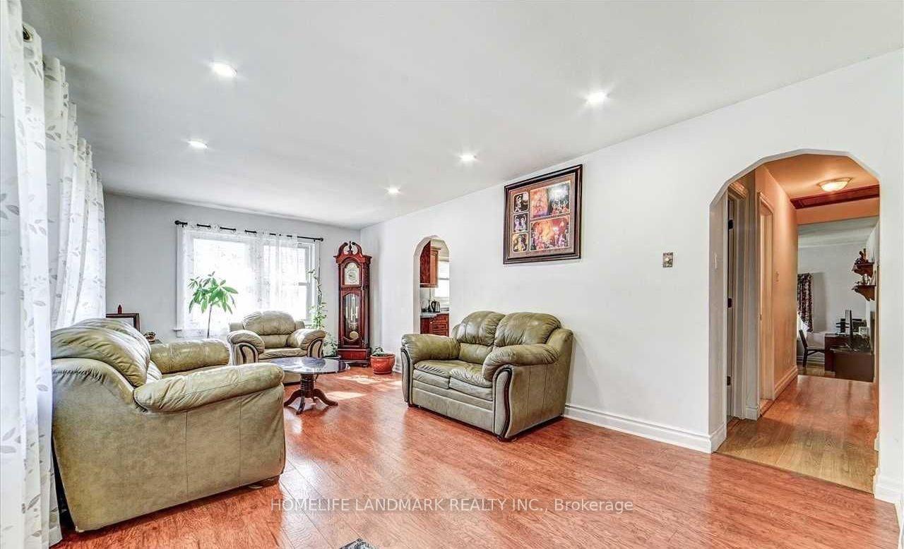 Photo 5 of 62 Peter Street, Markham, Old Markham Village — HOMEH