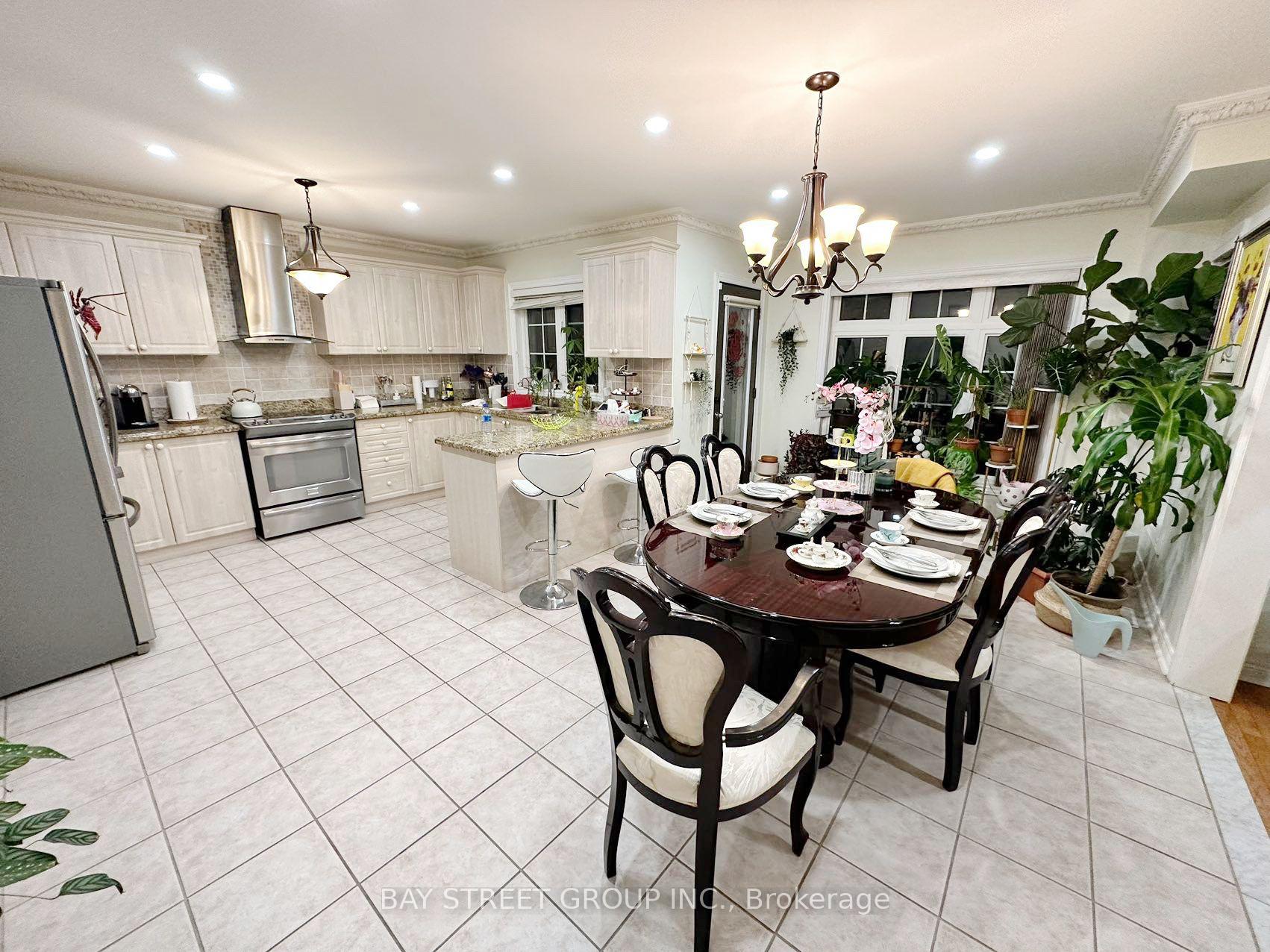 Photo 3 of 384 Spruce Grove Crescent, Newmarket, Woodland Hill — HOMEH