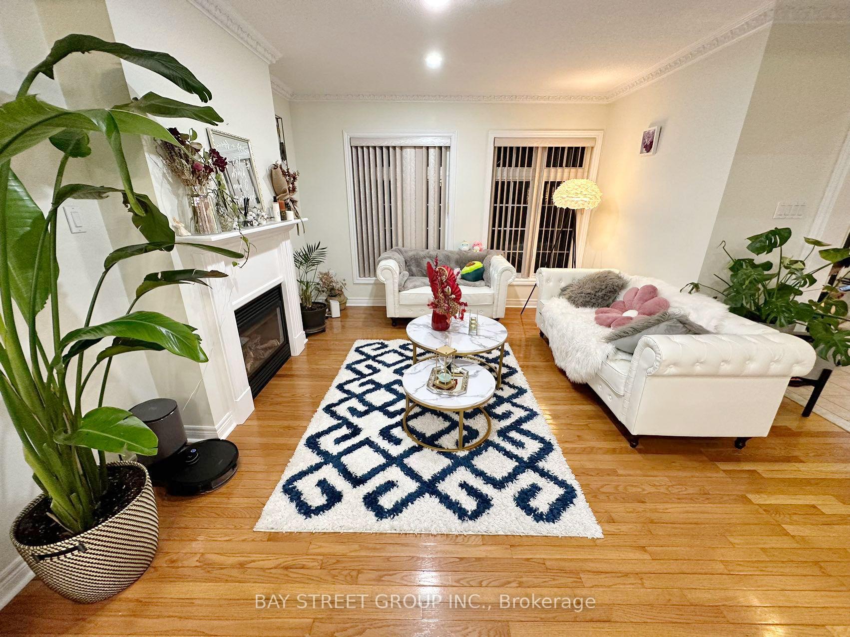Photo 4 of 384 Spruce Grove Crescent, Newmarket, Woodland Hill — HOMEH