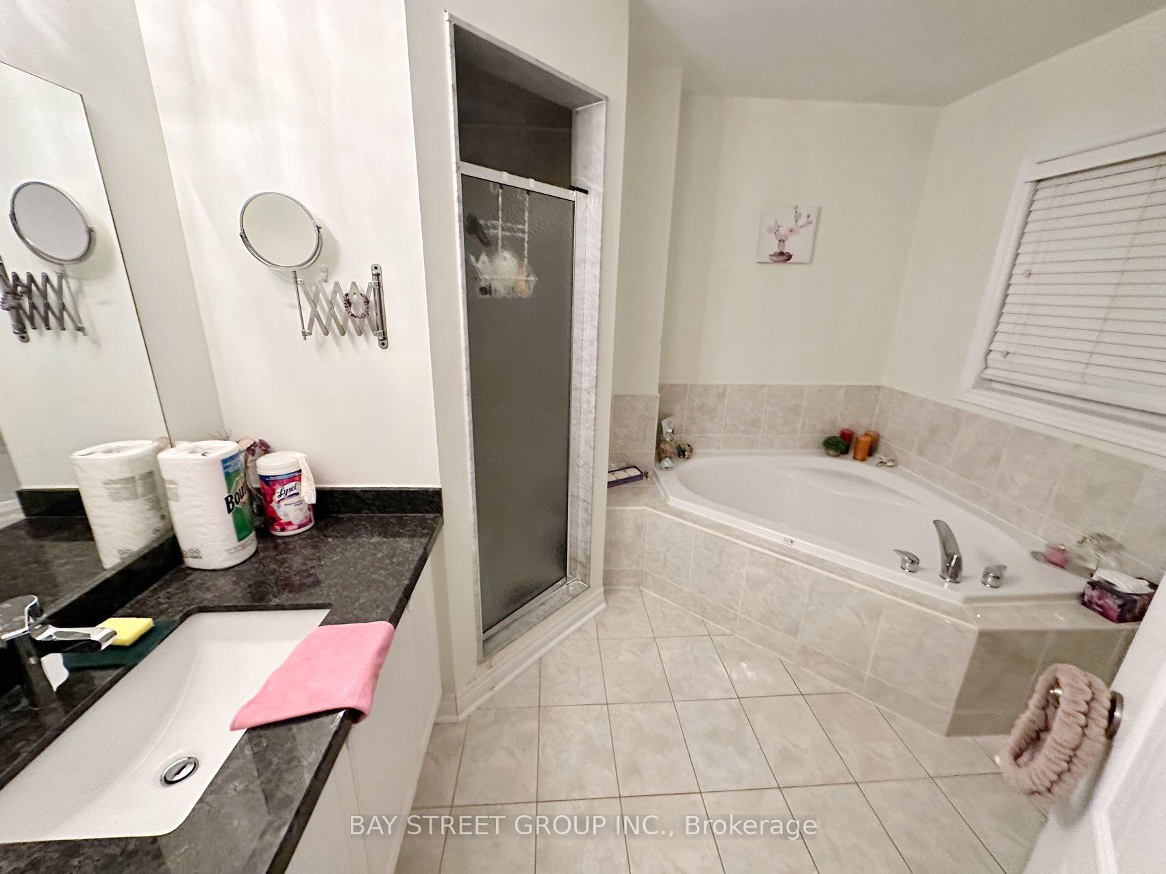 Photo 5 of 384 Spruce Grove Crescent, Newmarket, Woodland Hill — HOMEH