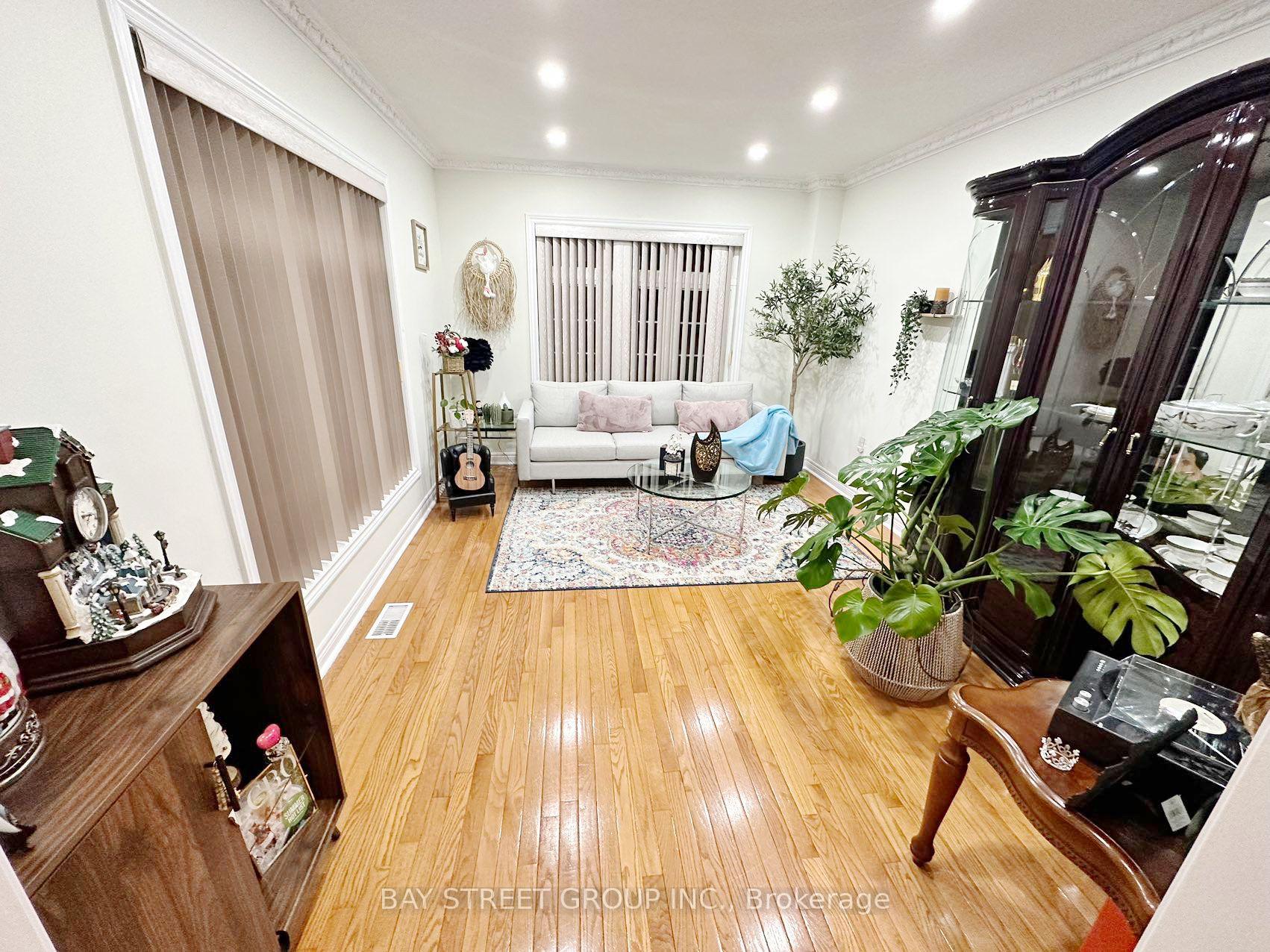 Photo 8 of 384 Spruce Grove Crescent, Newmarket, Woodland Hill — HOMEH