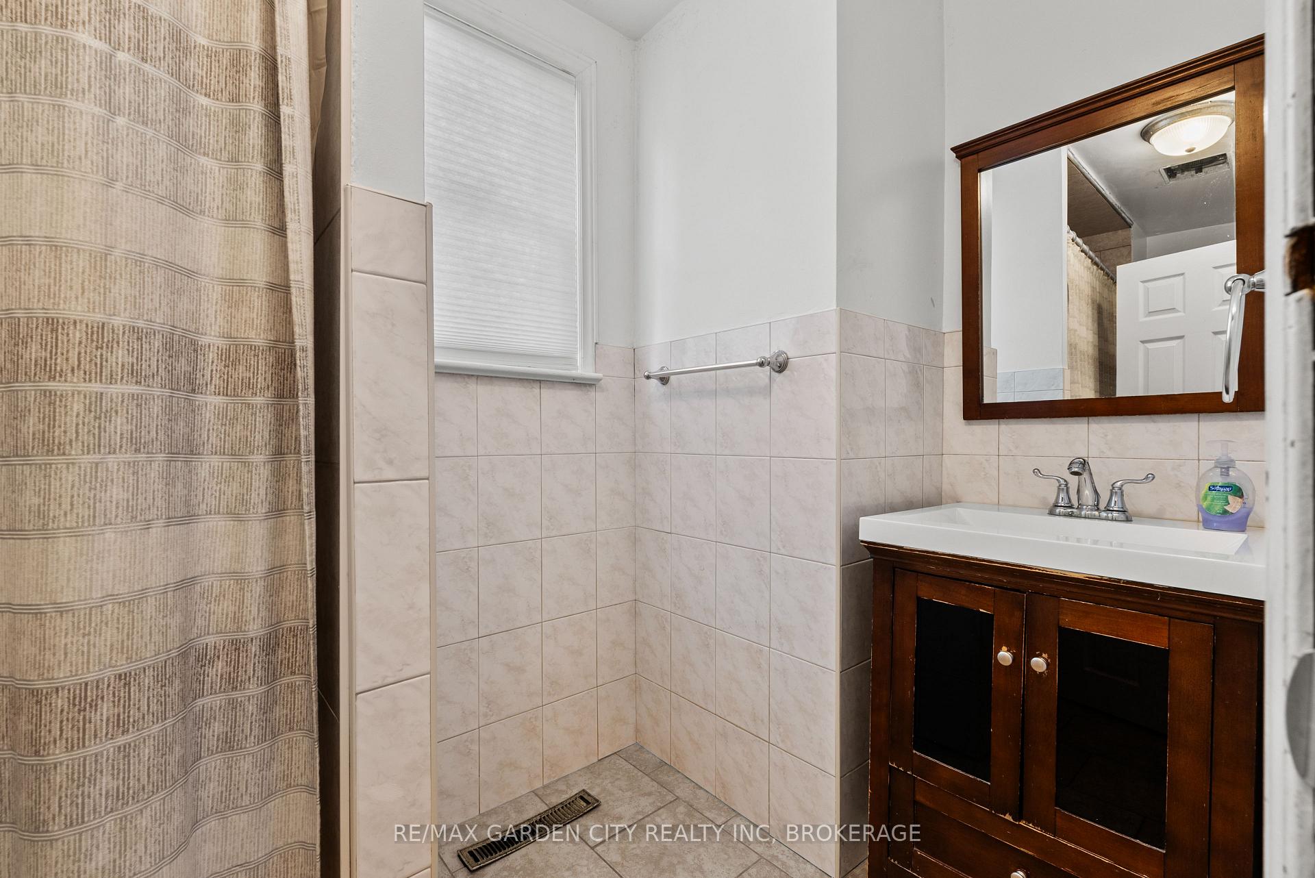 Photo 16 of 36 Rose Avenue, Thorold, Thorold Downtown — HOMEH