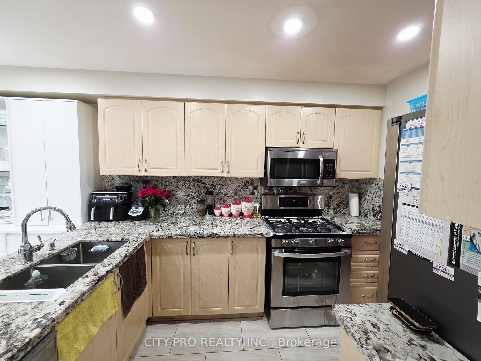 Photo 16 of 69 Mainland Crescent, Vaughan, Vellore Village — HOMEH