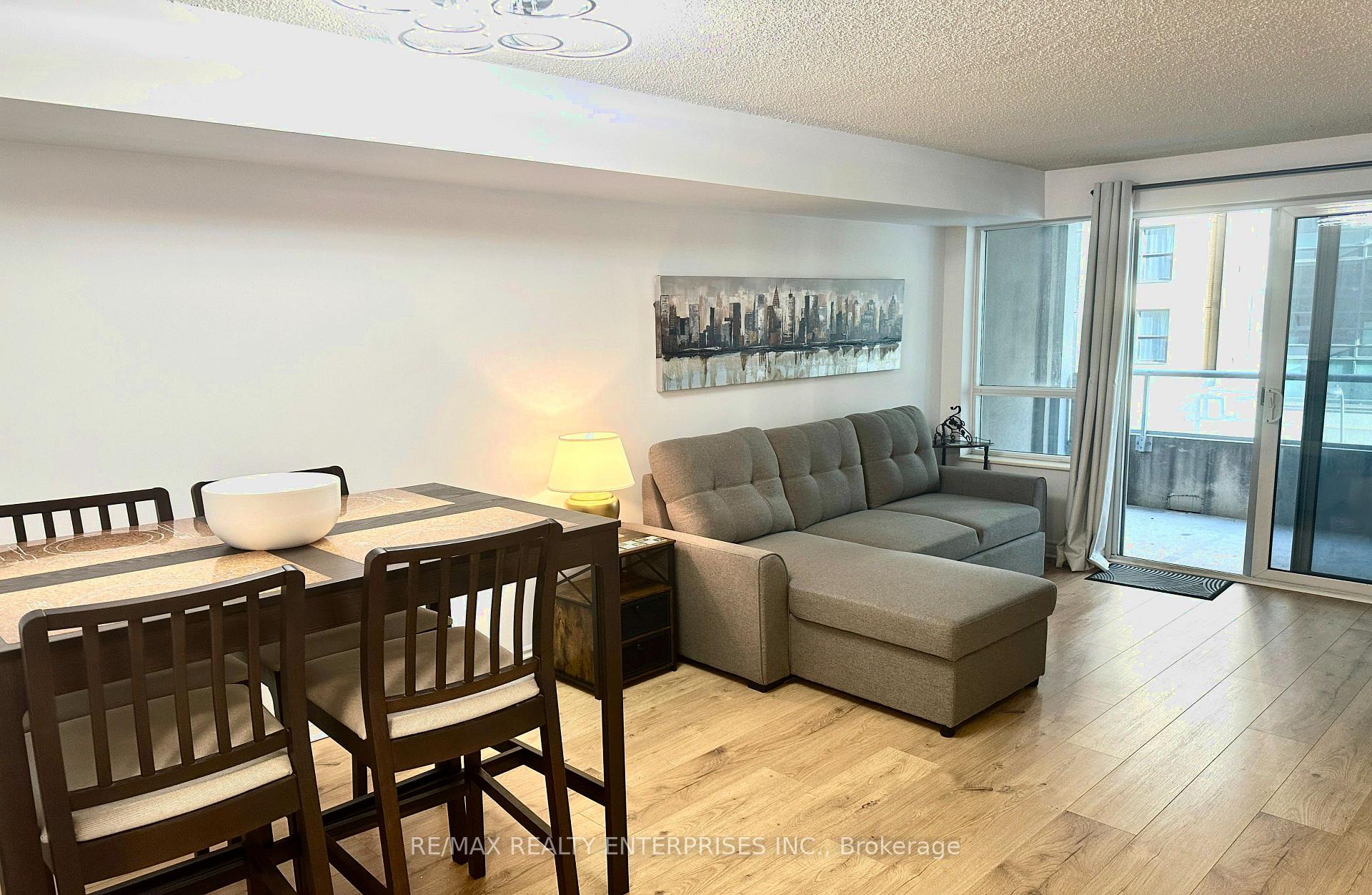 Photo of Unit 409, 270 Wellington Street W