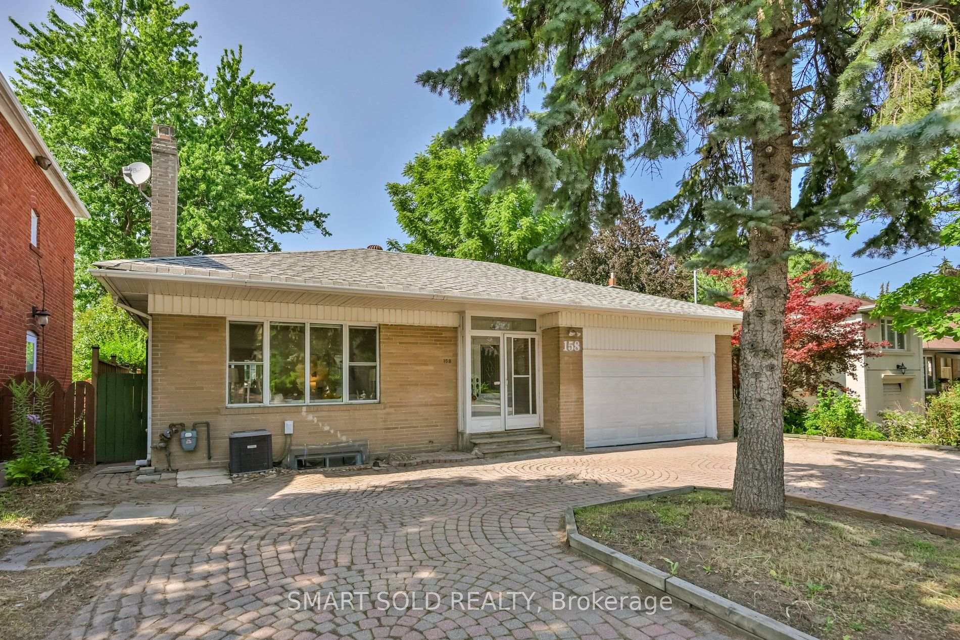 Front of 158 York Mills Road