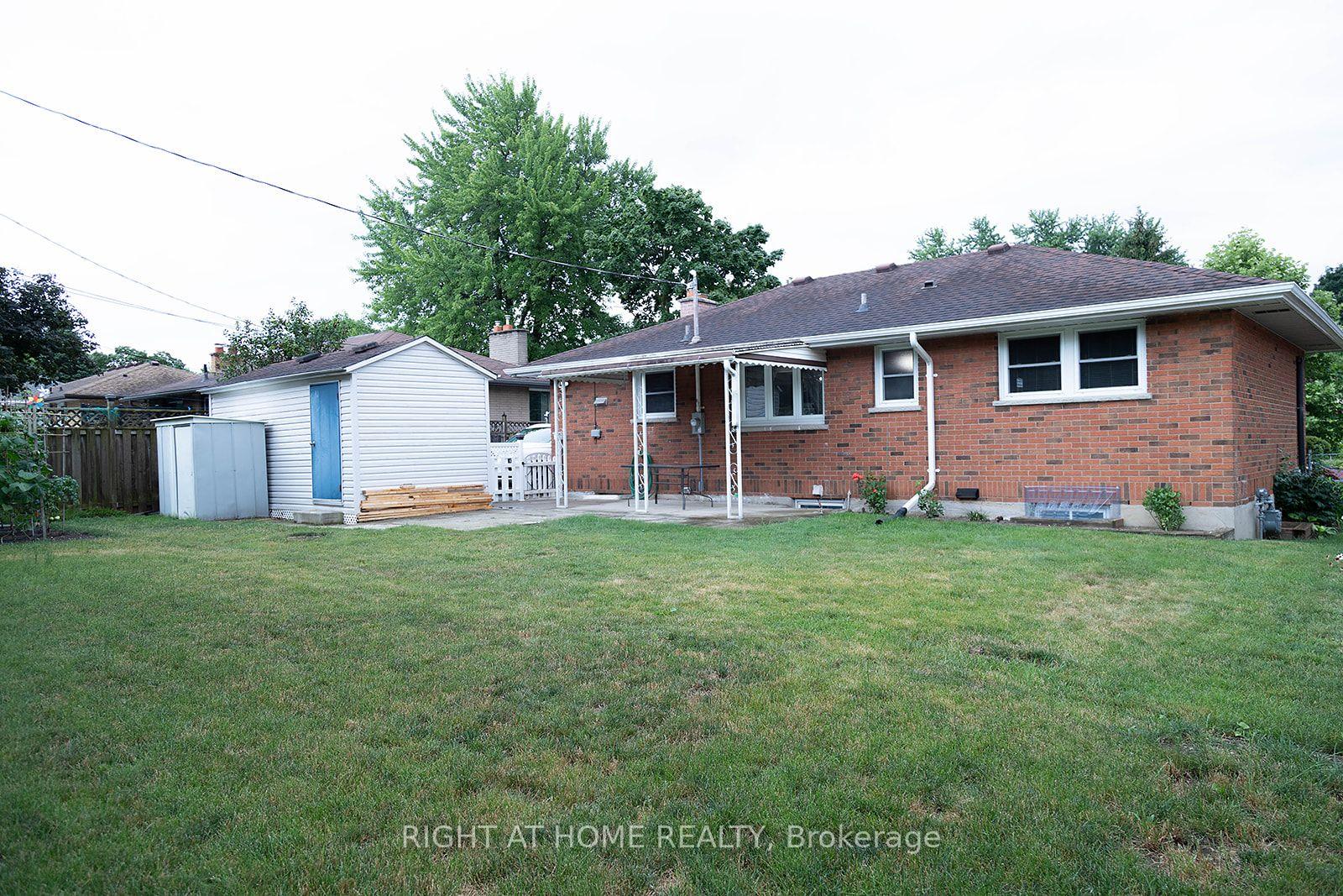 Front of 186 King Edward Avenue