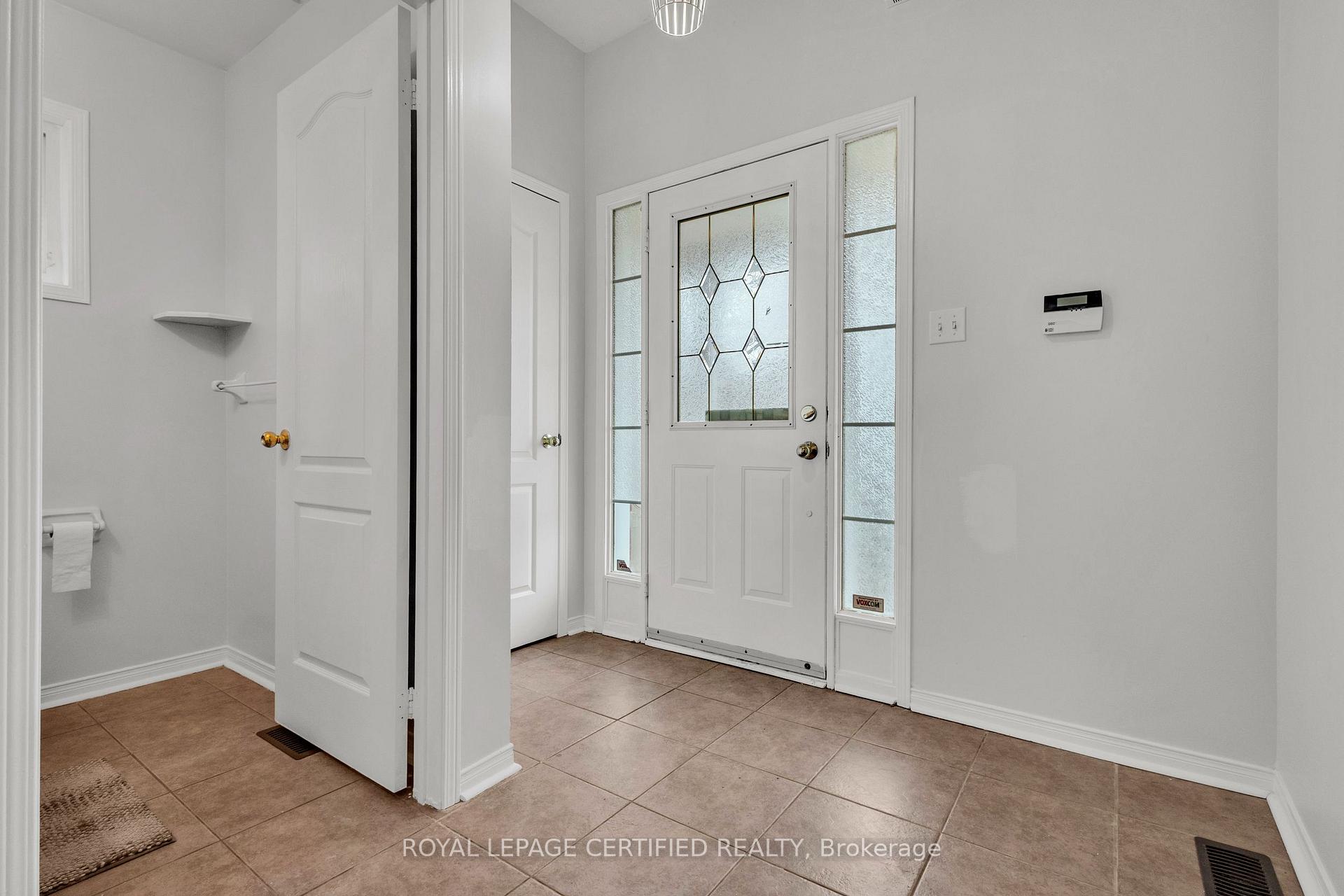 Photo 3 of 114 Botavia Downs Drive, Brampton, Fletcher's Meadow — HOMEH