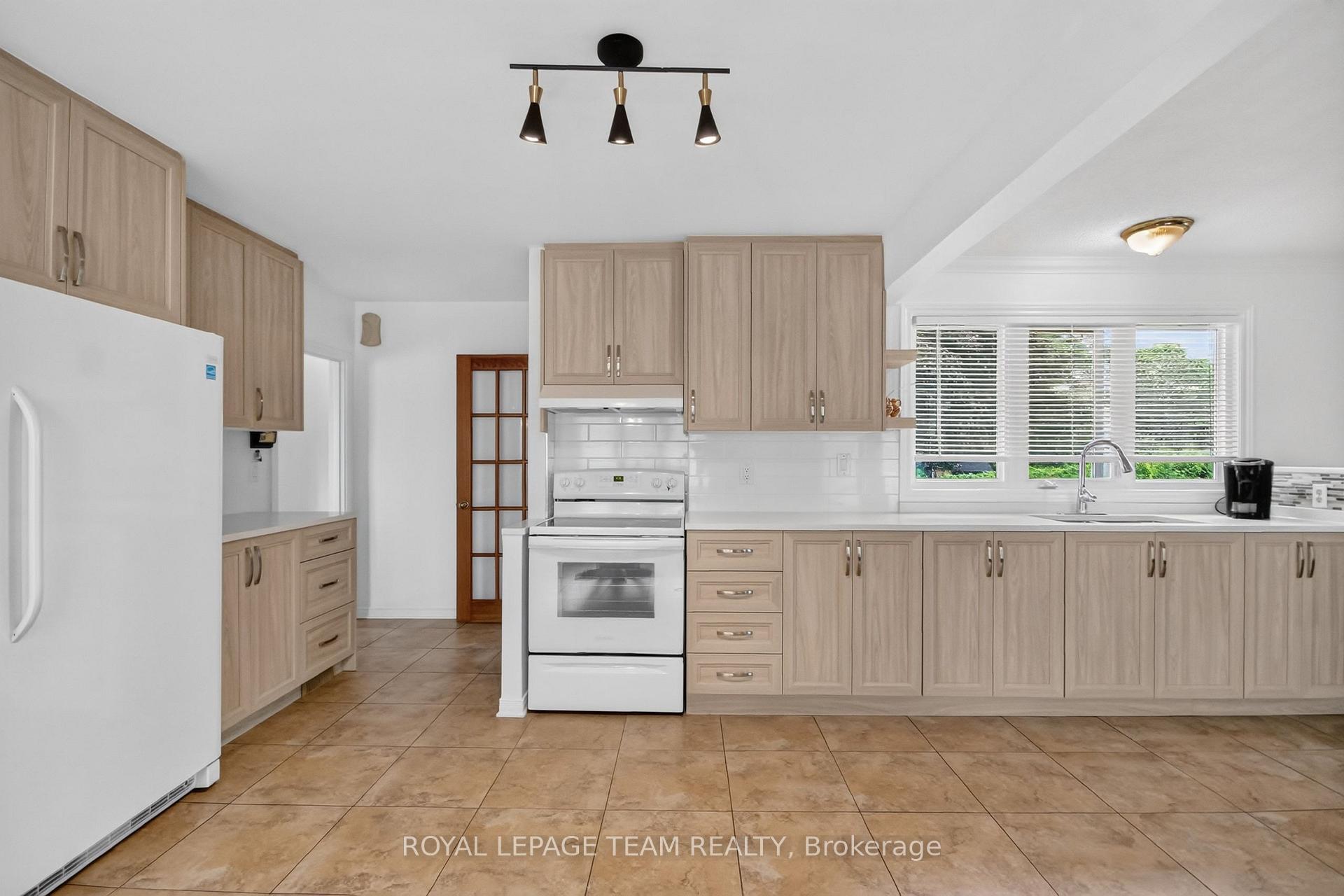 Photo 15 of 53 Fieldrow Street, Ottawa, Meadowlands/Crestview — HOMEH