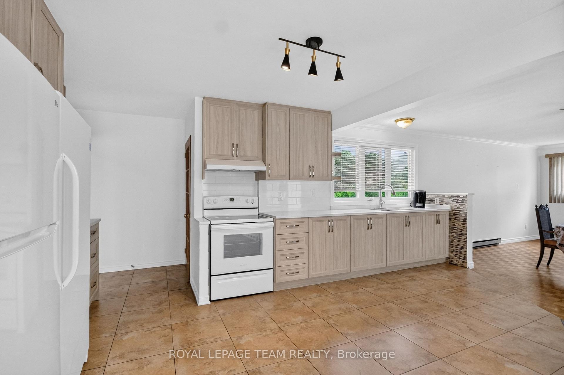 Photo 17 of 53 Fieldrow Street, Ottawa, Meadowlands/Crestview — HOMEH