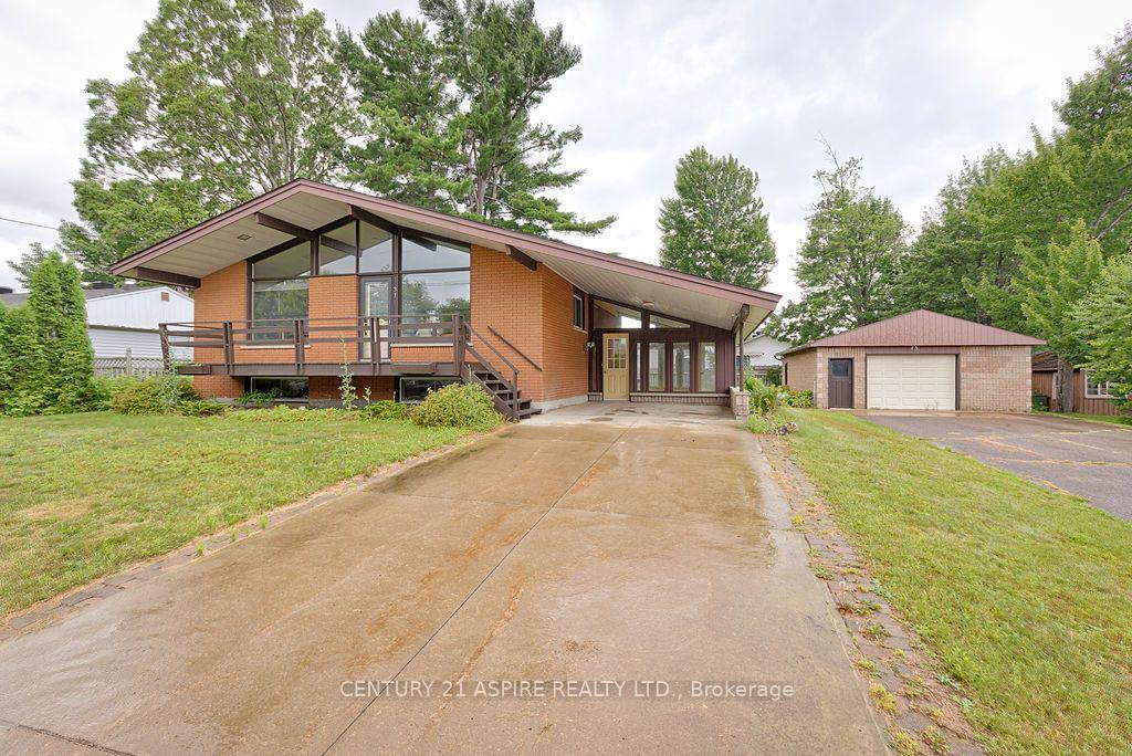 Photo 2 of 31 Selkirk Street, Petawawa, Petawawa — HOMEH