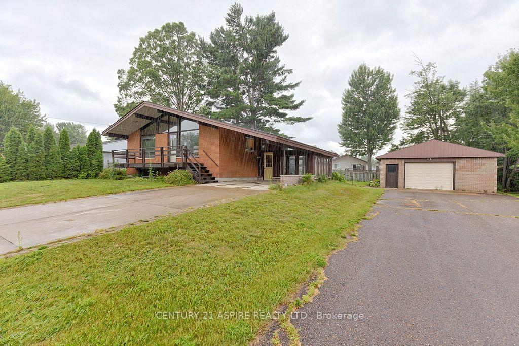 Photo 4 of 31 Selkirk Street, Petawawa, Petawawa — HOMEH