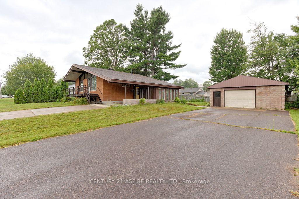 Photo 6 of 31 Selkirk Street, Petawawa, Petawawa — HOMEH