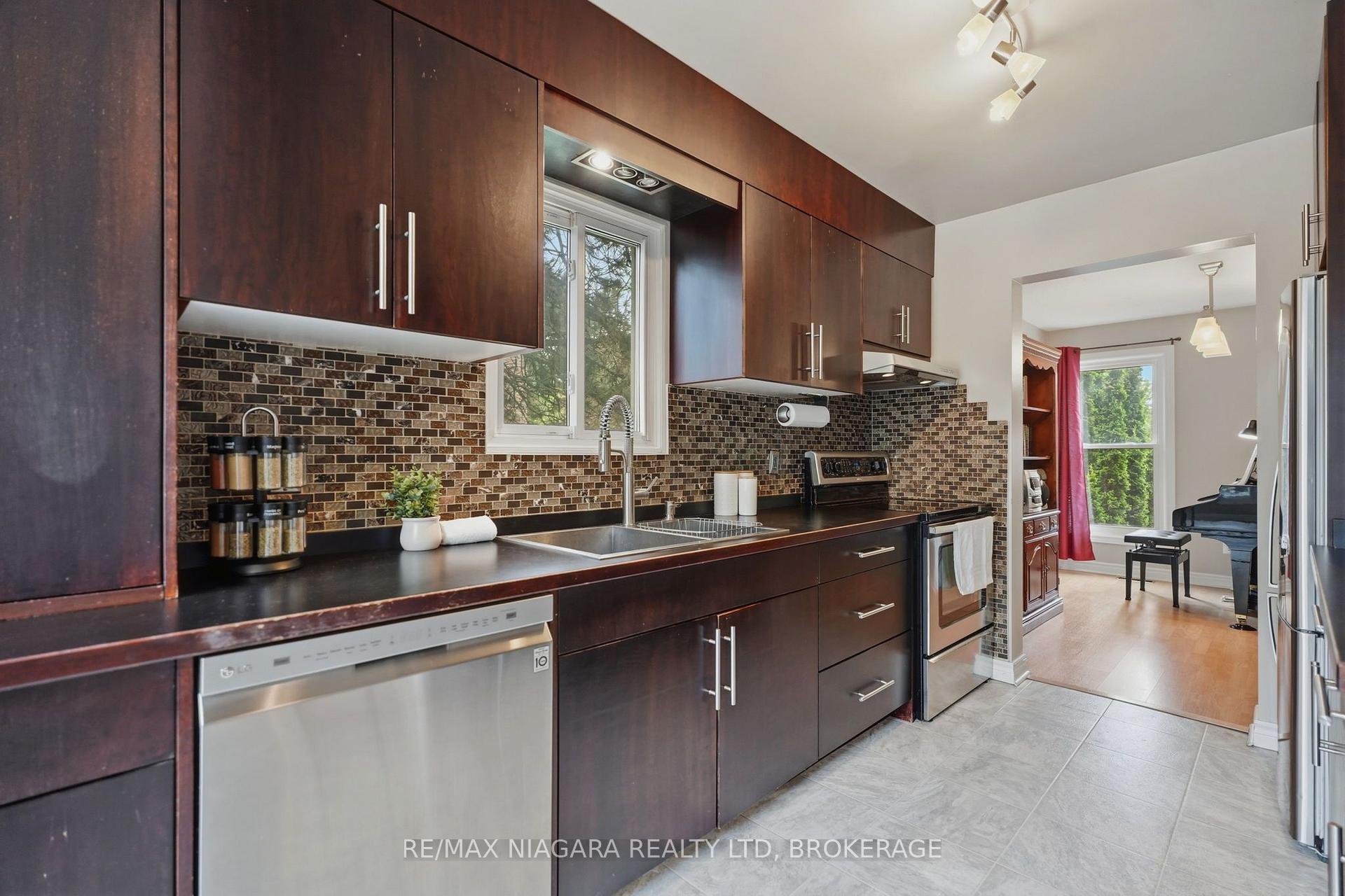 Photo 8 of Unit 24, 122 Lakeshore Road, St. Catharines, Lakeport — HOMEH