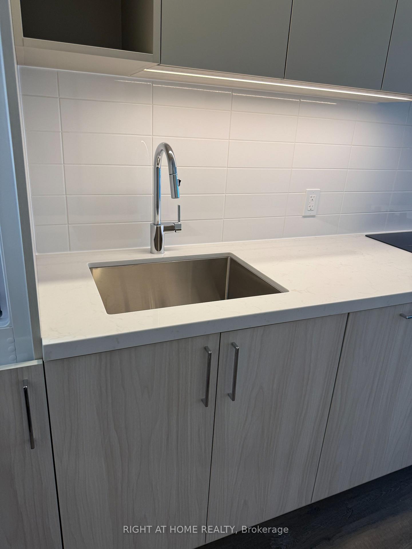 Photo 6 of Unit 603, 21 Meadowvale Road, Vaughan, Concord — HOMEH