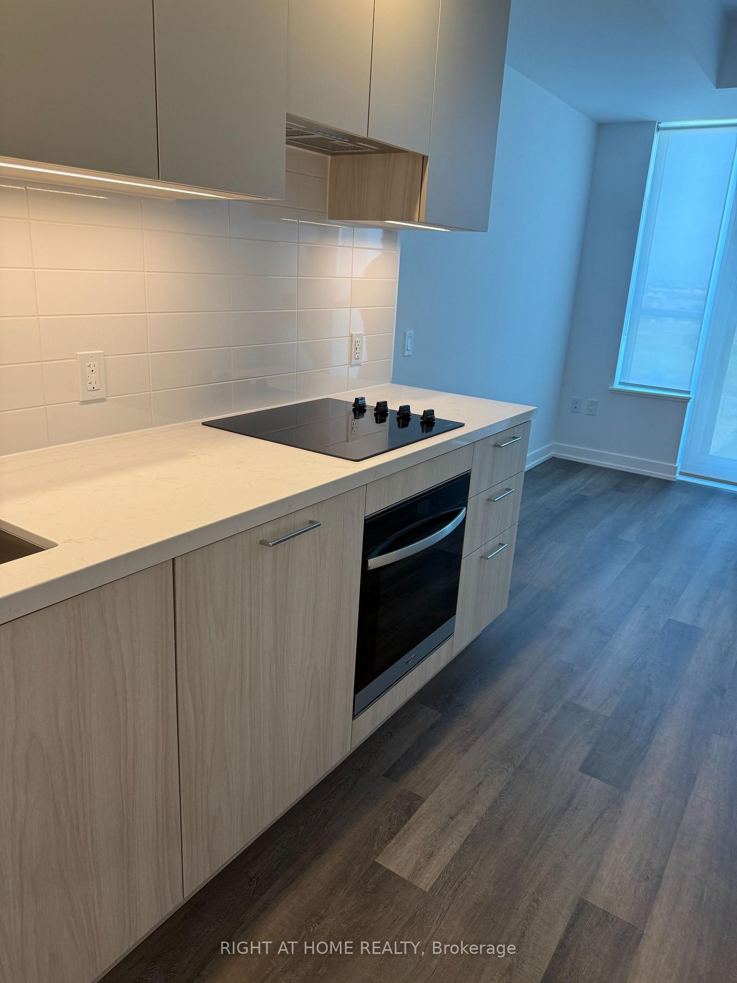 Photo 7 of Unit 603, 21 Meadowvale Road, Vaughan, Concord — HOMEH