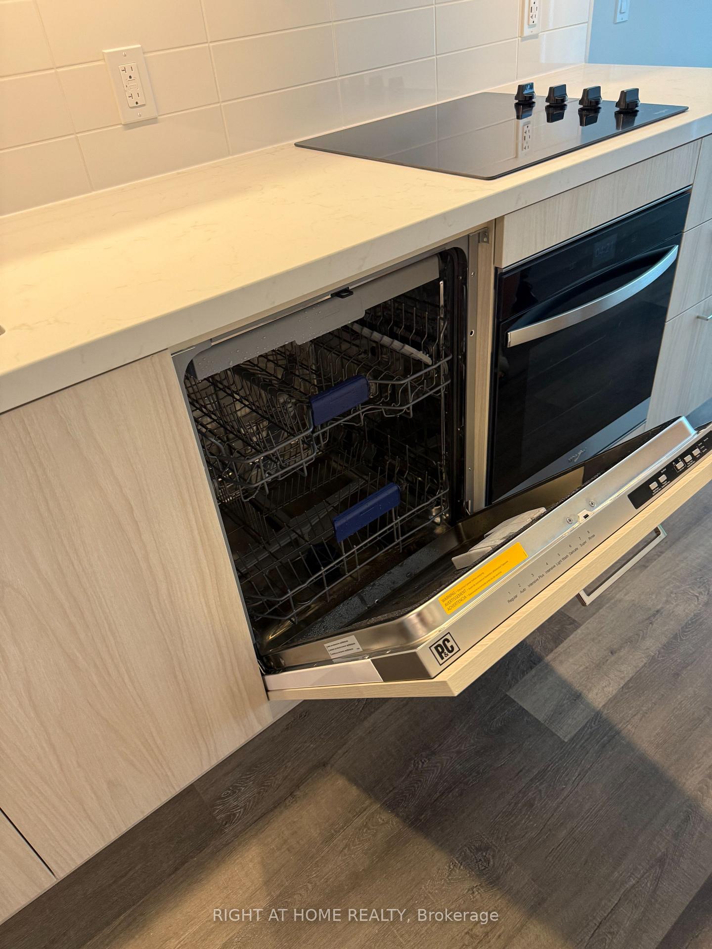 Photo 8 of Unit 603, 21 Meadowvale Road, Vaughan, Concord — HOMEH