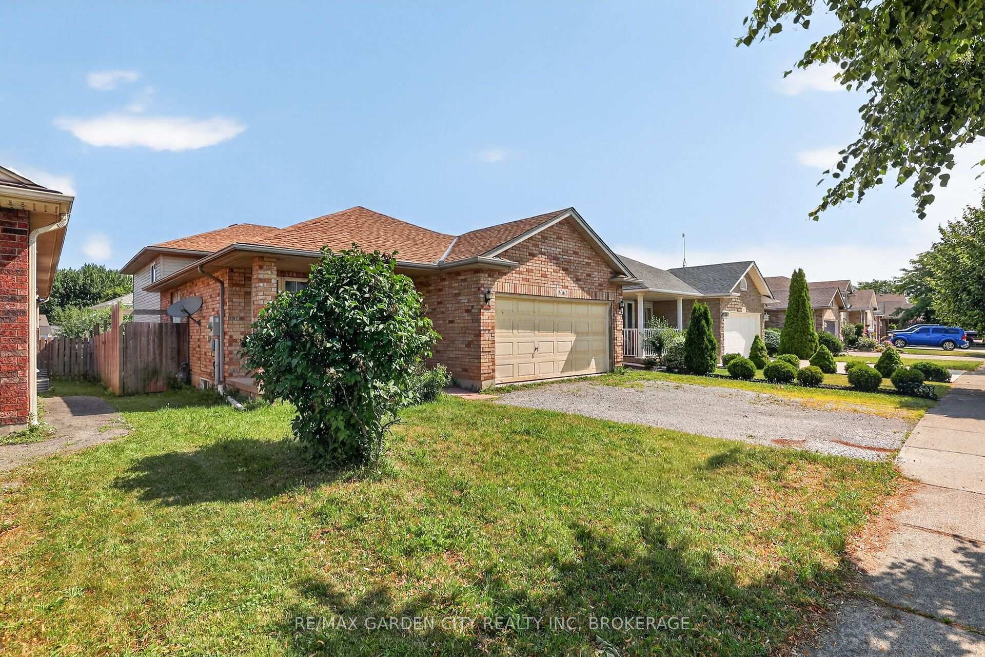 Photo 2 of 8063 Citation Road, Niagara Falls, Ascot — HOMEH