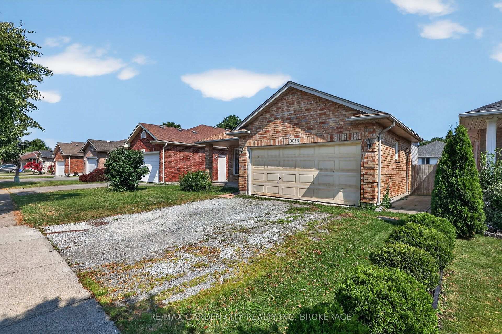 Photo 3 of 8063 Citation Road, Niagara Falls, Ascot — HOMEH