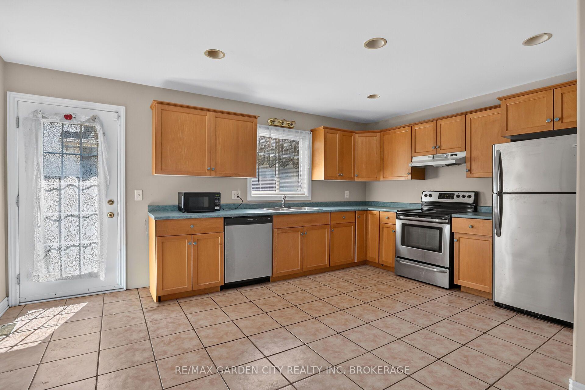 Photo 5 of 8063 Citation Road, Niagara Falls, Ascot — HOMEH