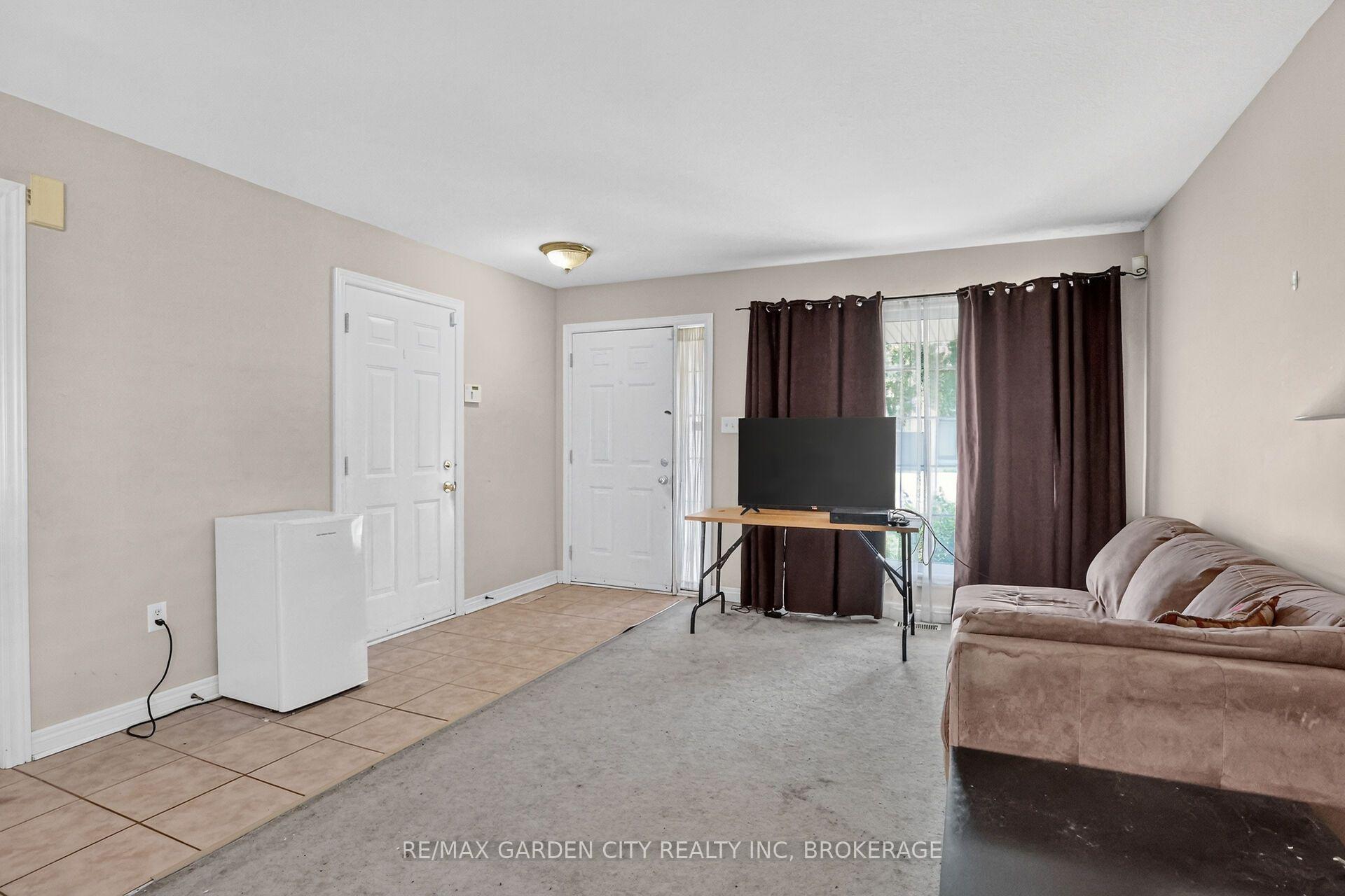 Photo 8 of 8063 Citation Road, Niagara Falls, Ascot — HOMEH
