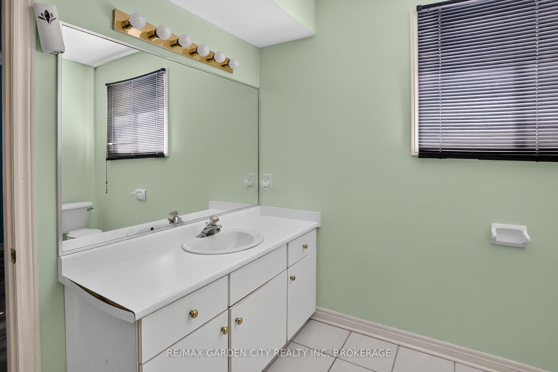 Photo 17 of 8063 Citation Road, Niagara Falls, Ascot — HOMEH