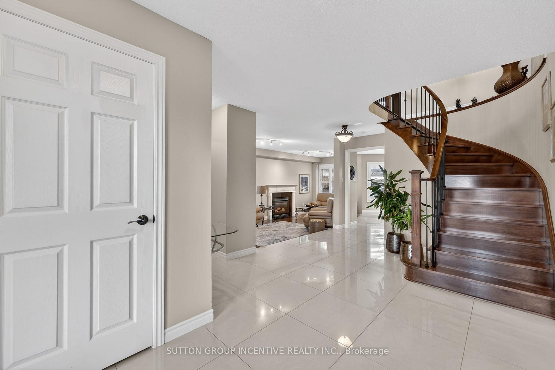 Photo 3 of 4 Chantal Street, Barrie, Painswick South — HOMEH