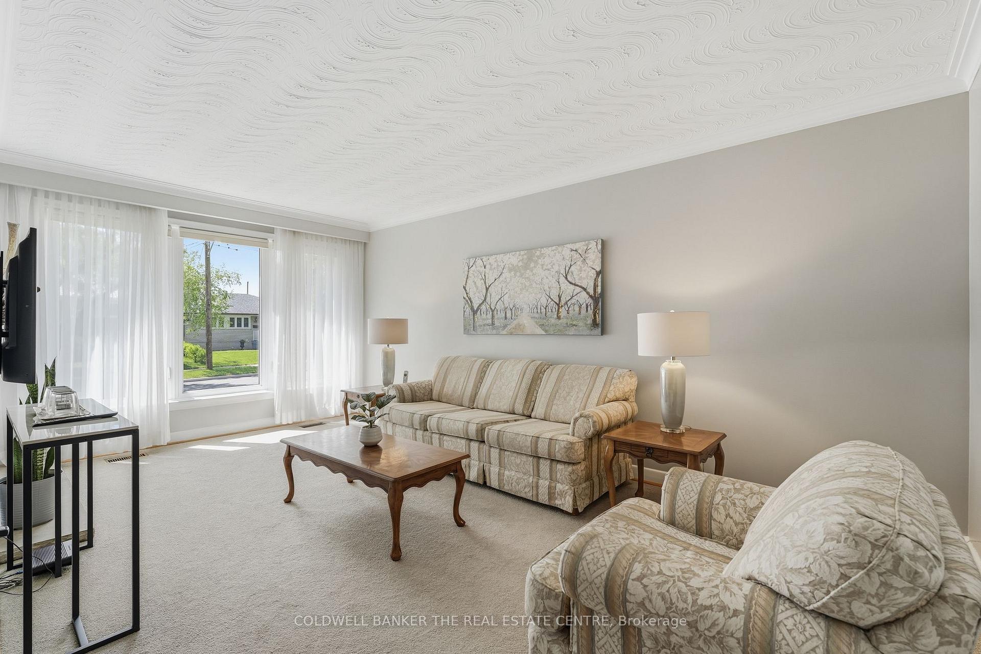 Photo 10 of 40 Benway Drive, Etobicoke, Rexdale-Kipling — HOMEH