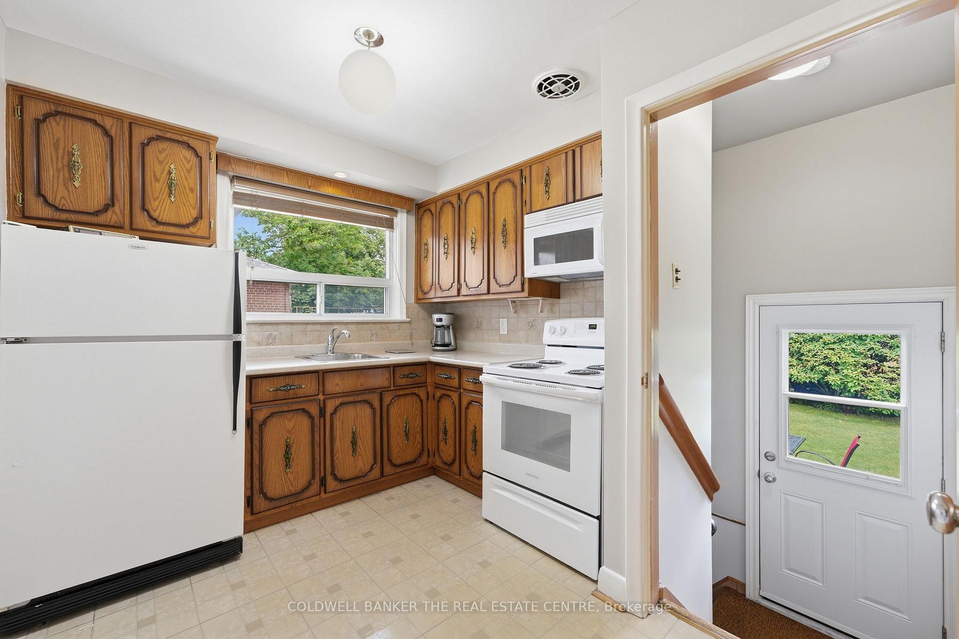 Photo 13 of 40 Benway Drive, Etobicoke, Rexdale-Kipling — HOMEH