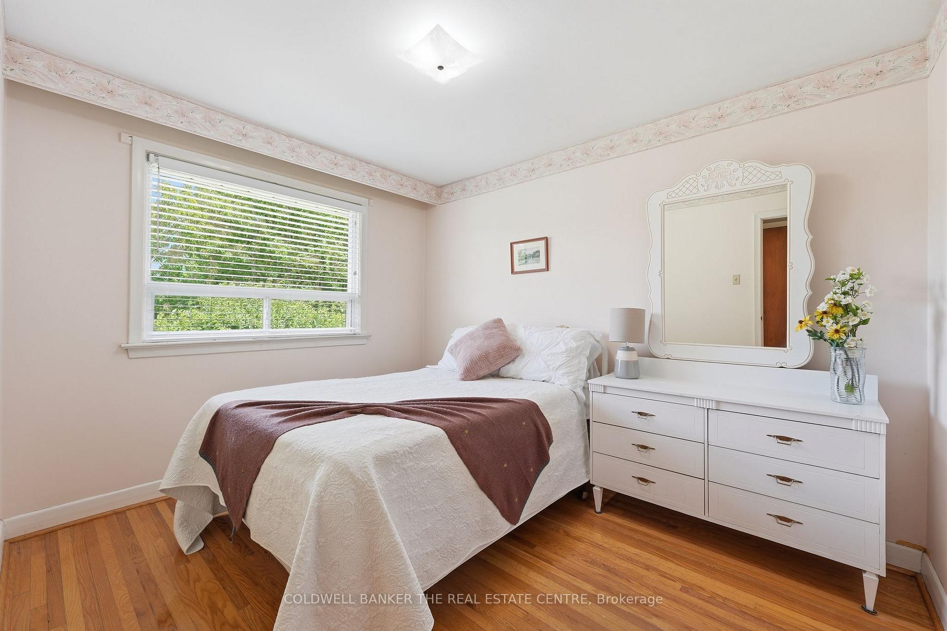 Photo 18 of 40 Benway Drive, Etobicoke, Rexdale-Kipling — HOMEH