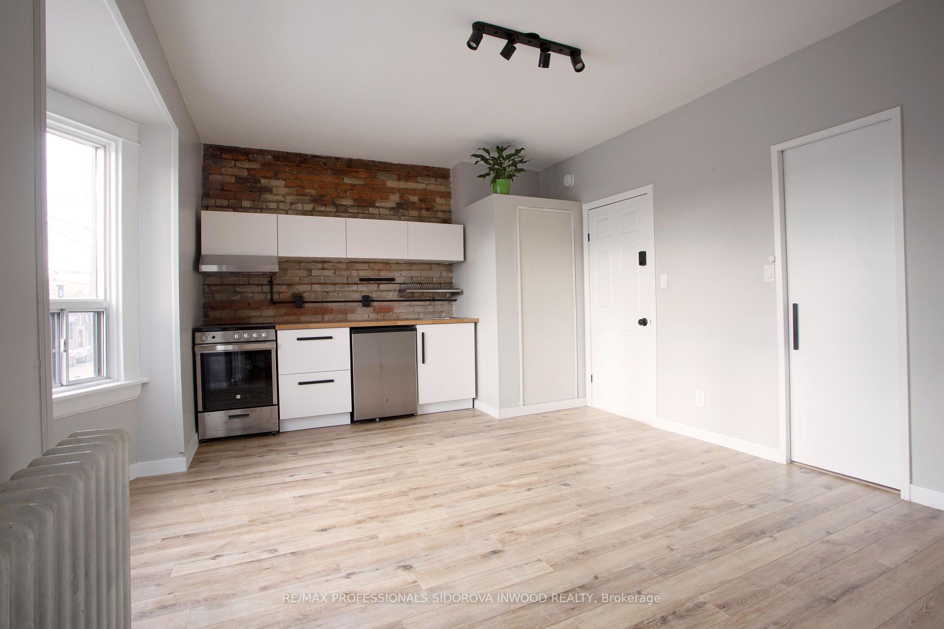 Front of 2088 Dundas Street W