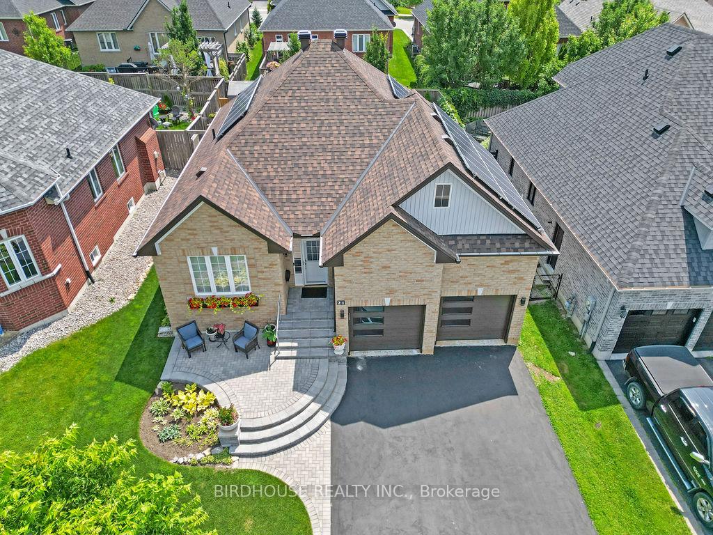 Photo 2 of 21 Ellis Crescent, Kawartha Lakes, Lindsay — HOMEH