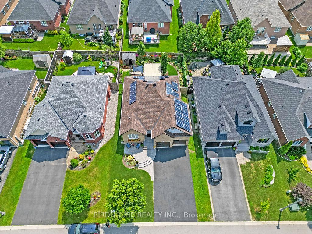 Photo 3 of 21 Ellis Crescent, Kawartha Lakes, Lindsay — HOMEH