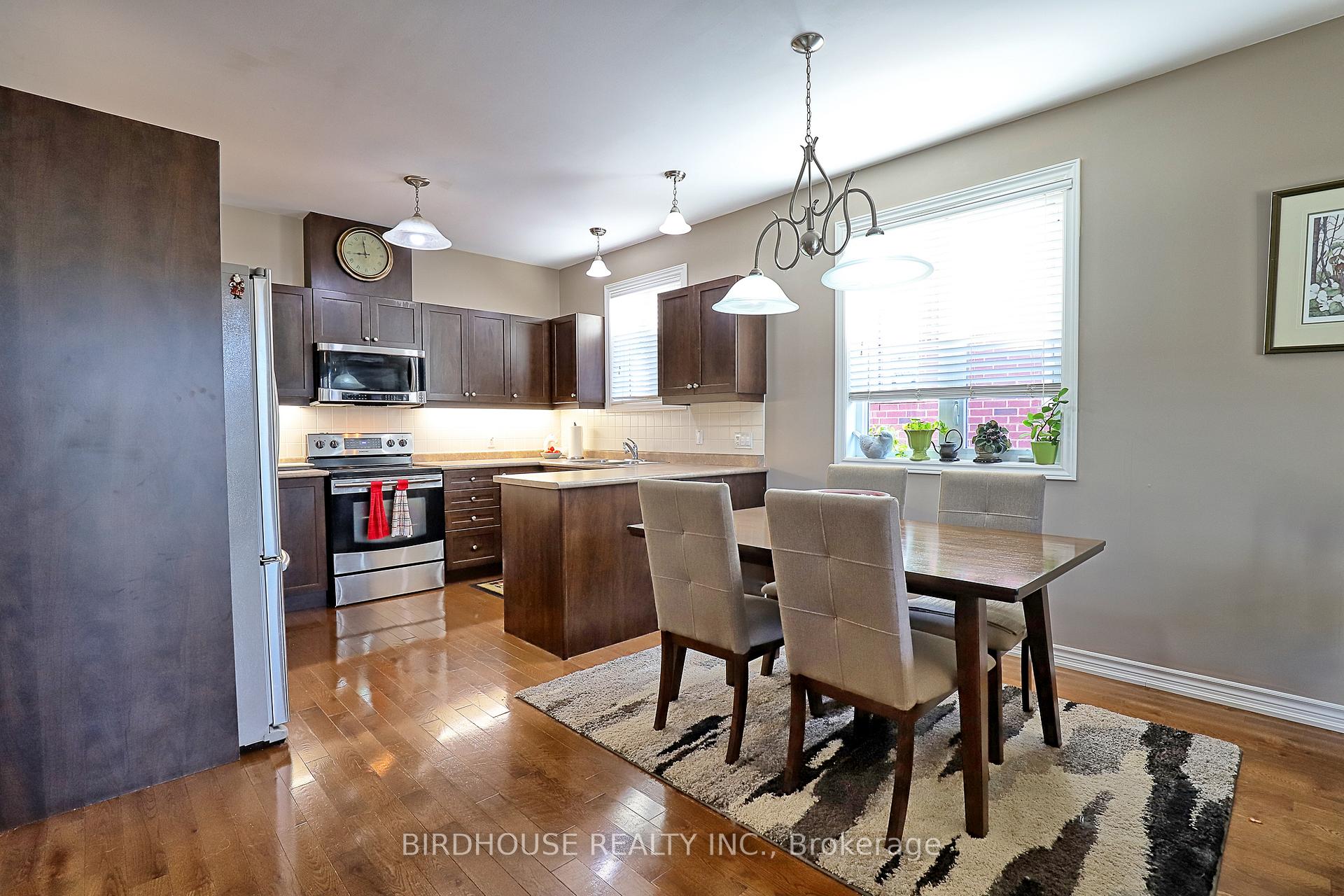Photo 5 of 21 Ellis Crescent, Kawartha Lakes, Lindsay — HOMEH