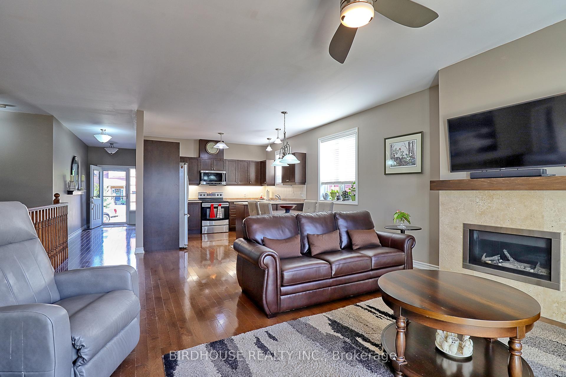 Photo 11 of 21 Ellis Crescent, Kawartha Lakes, Lindsay — HOMEH