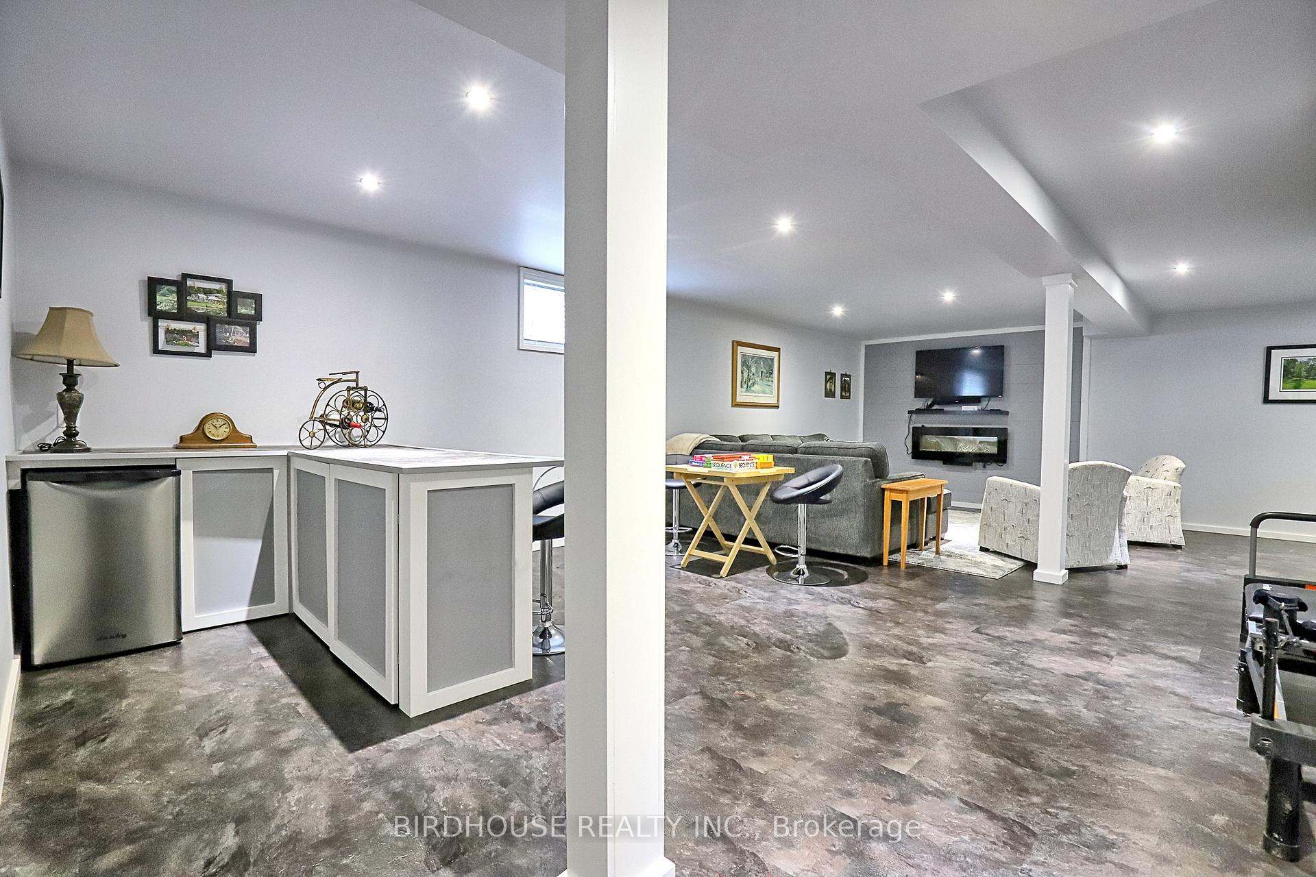 Photo 24 of 21 Ellis Crescent, Kawartha Lakes, Lindsay — HOMEH