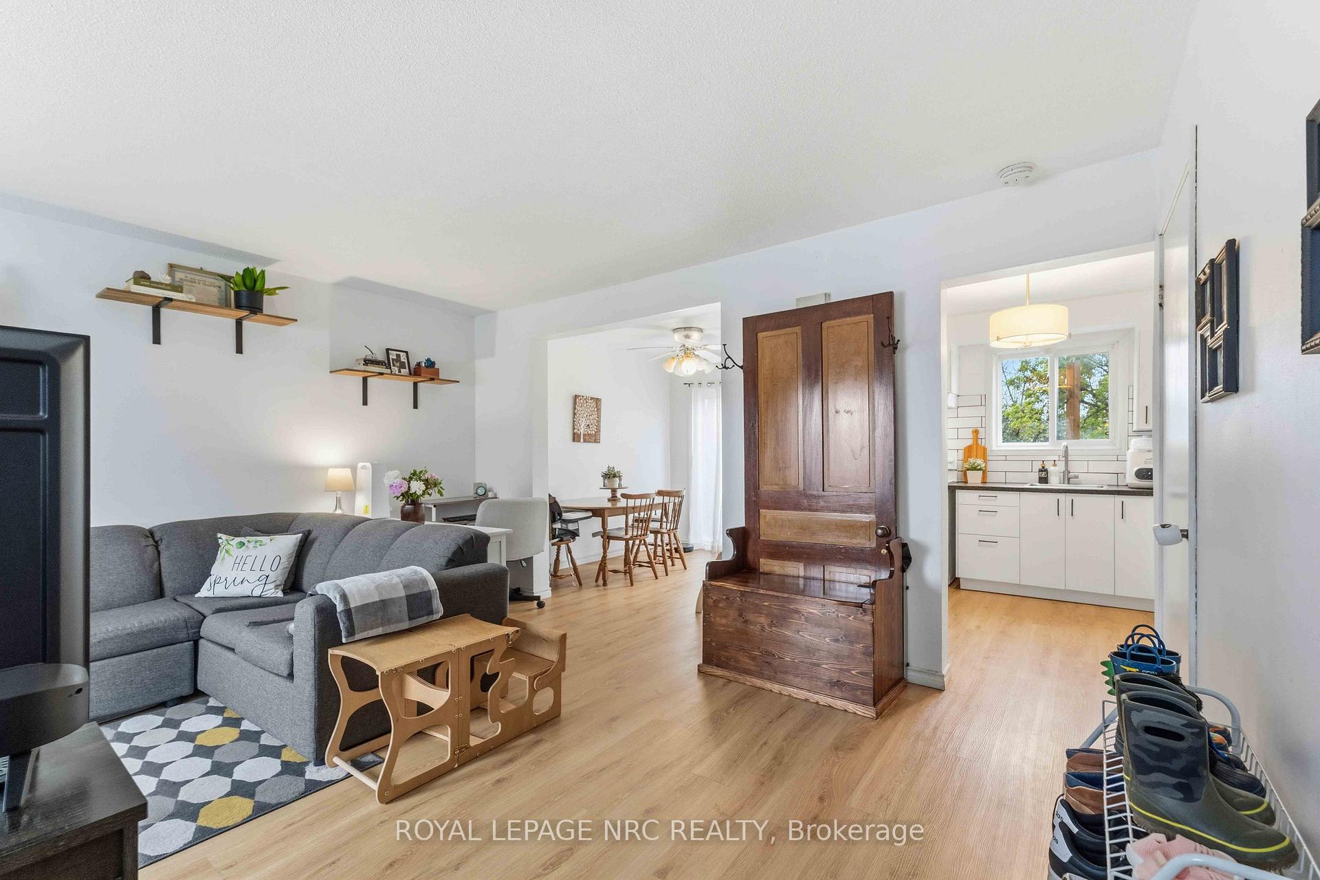 Photo 3 of 27 Canterbury Drive, St. Catharines, Oakdale — HOMEH