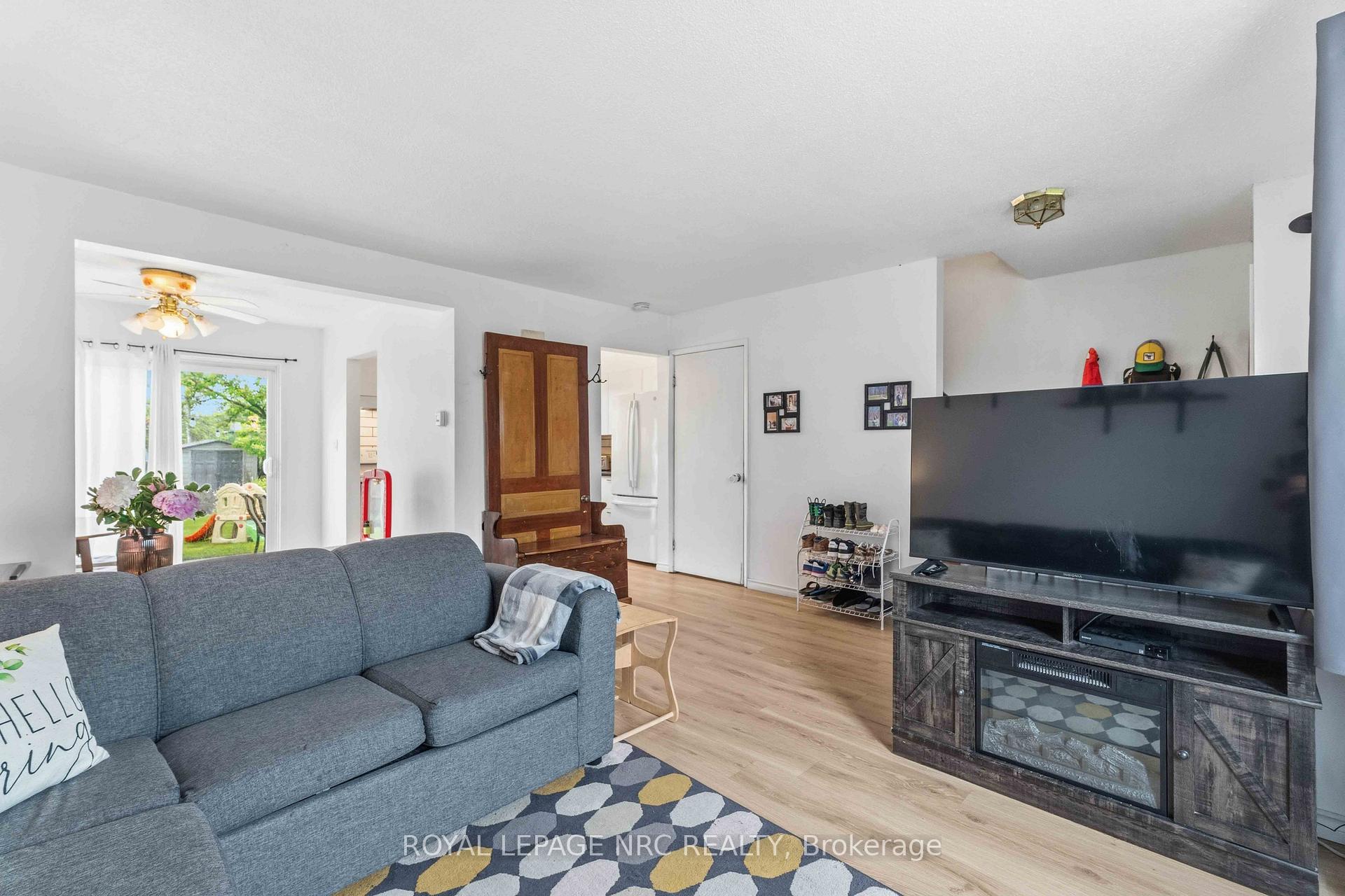 Photo 4 of 27 Canterbury Drive, St. Catharines, Oakdale — HOMEH