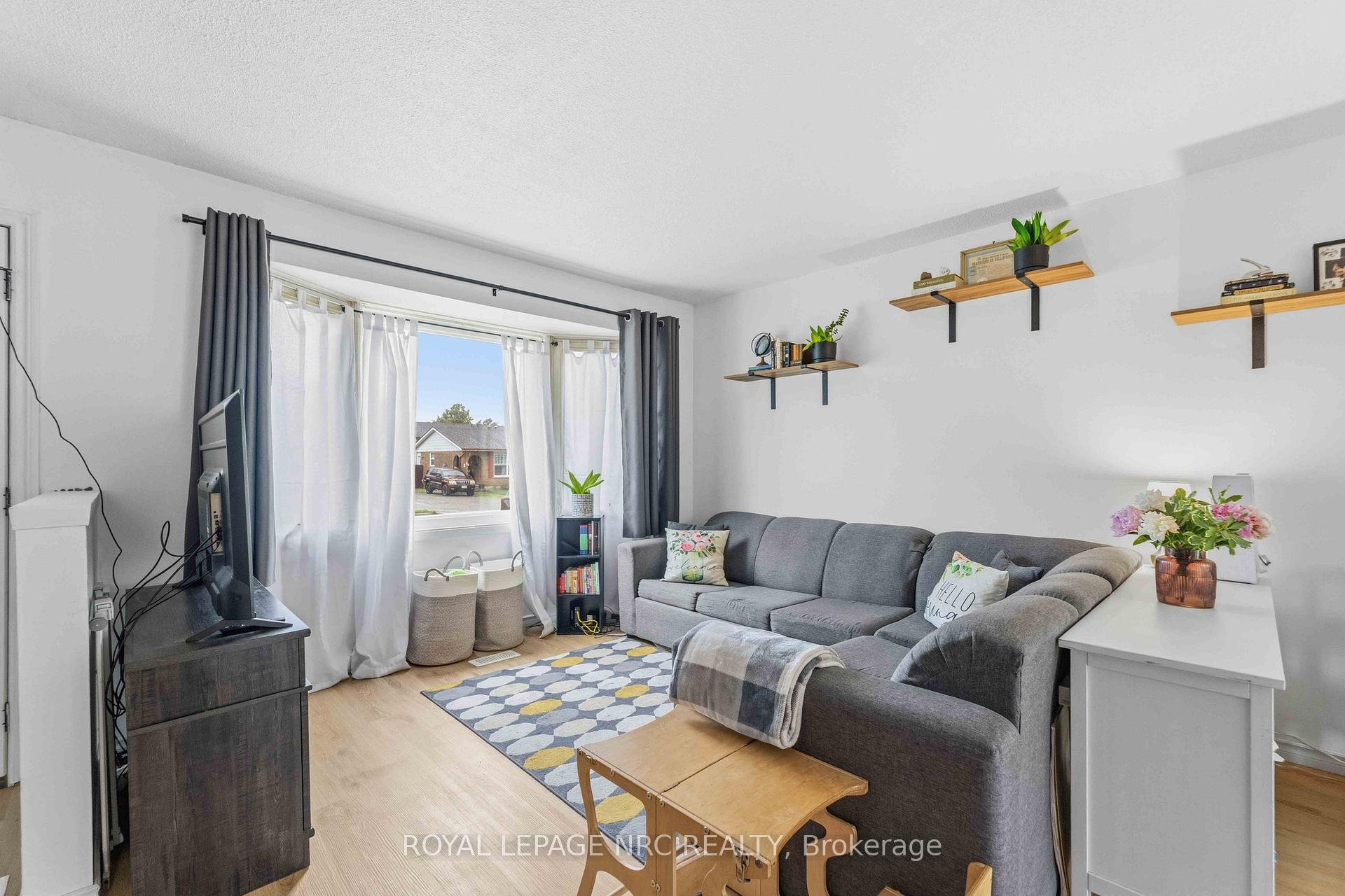 Photo 5 of 27 Canterbury Drive, St. Catharines, Oakdale — HOMEH
