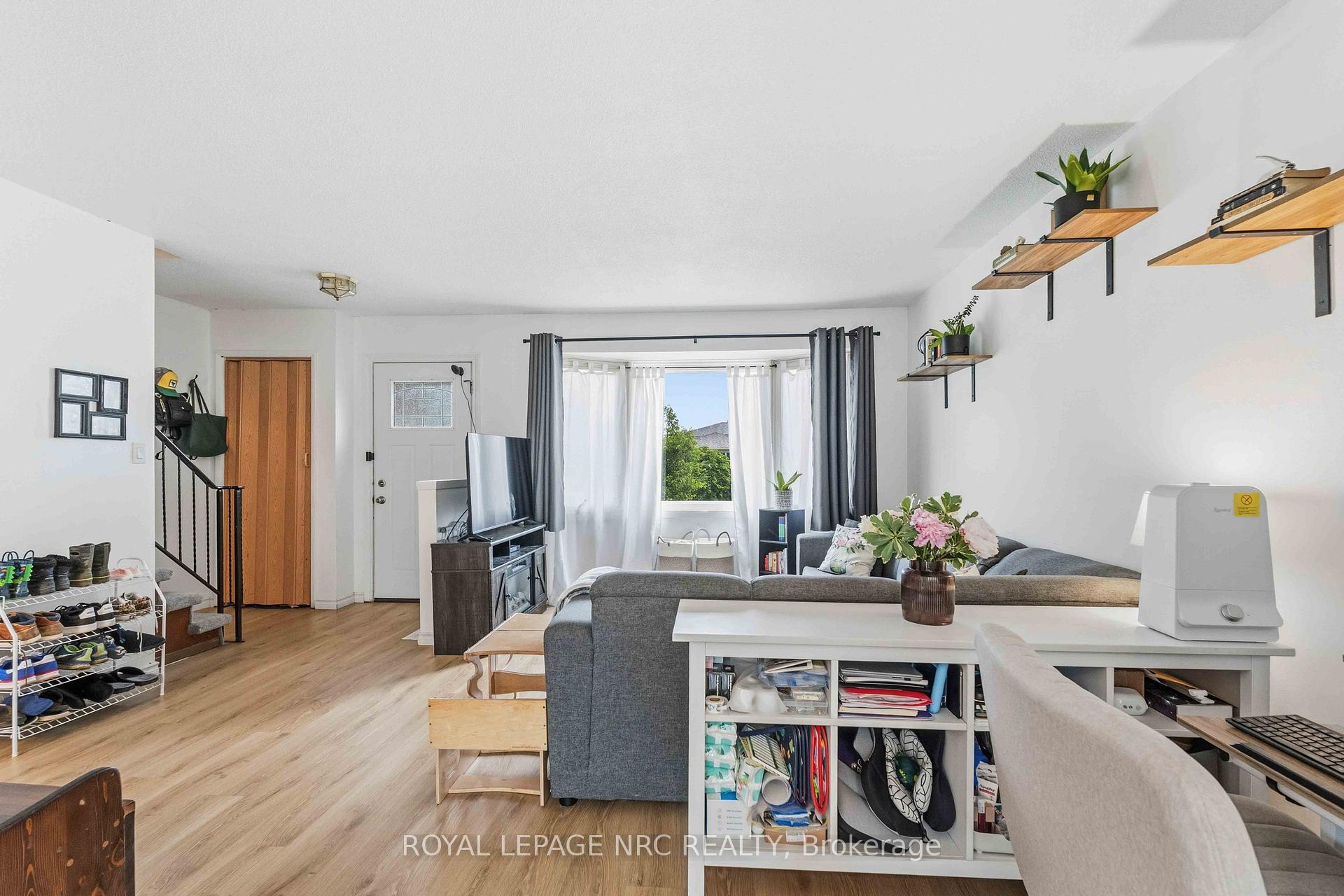 Photo 6 of 27 Canterbury Drive, St. Catharines, Oakdale — HOMEH
