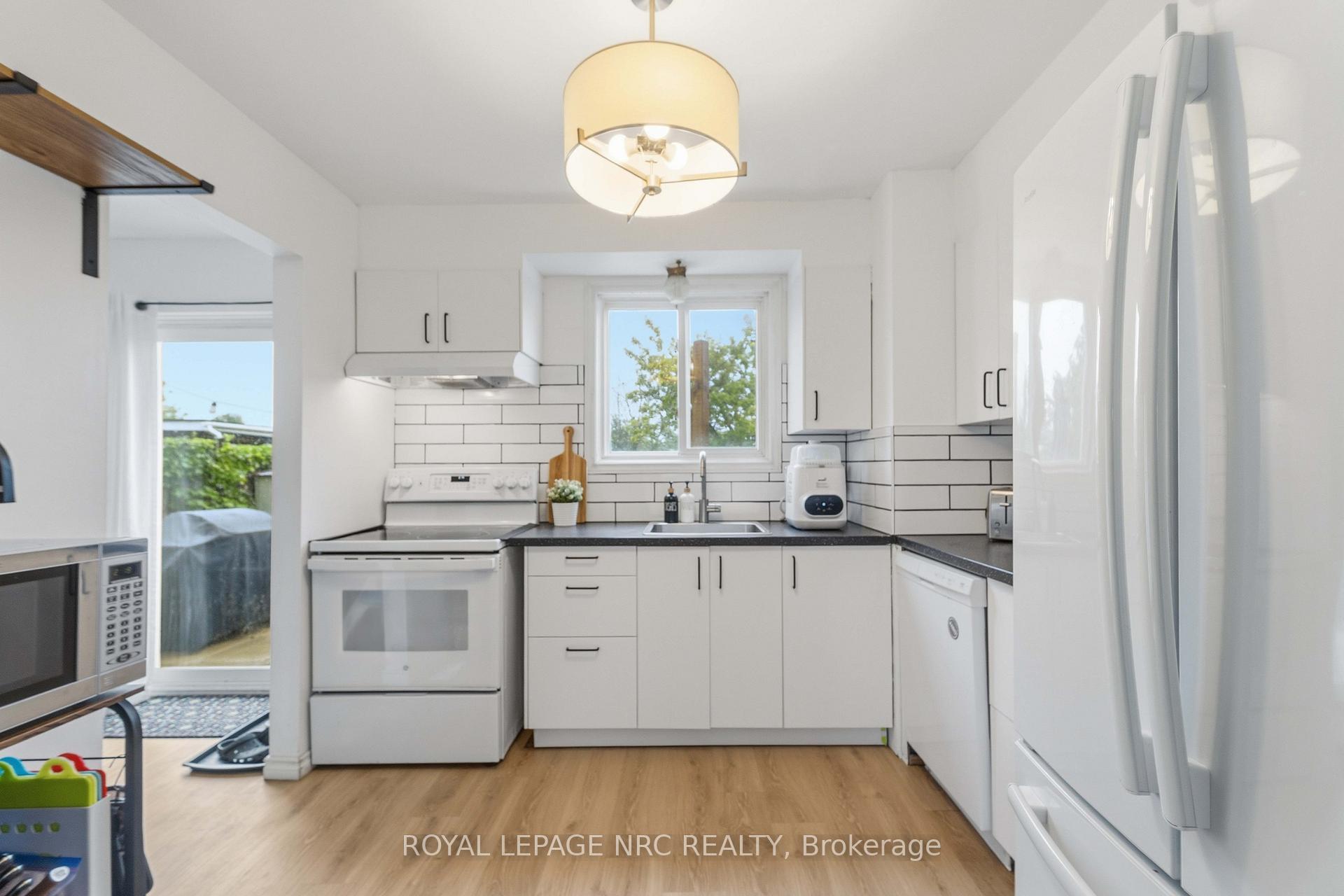 Photo 12 of 27 Canterbury Drive, St. Catharines, Oakdale — HOMEH